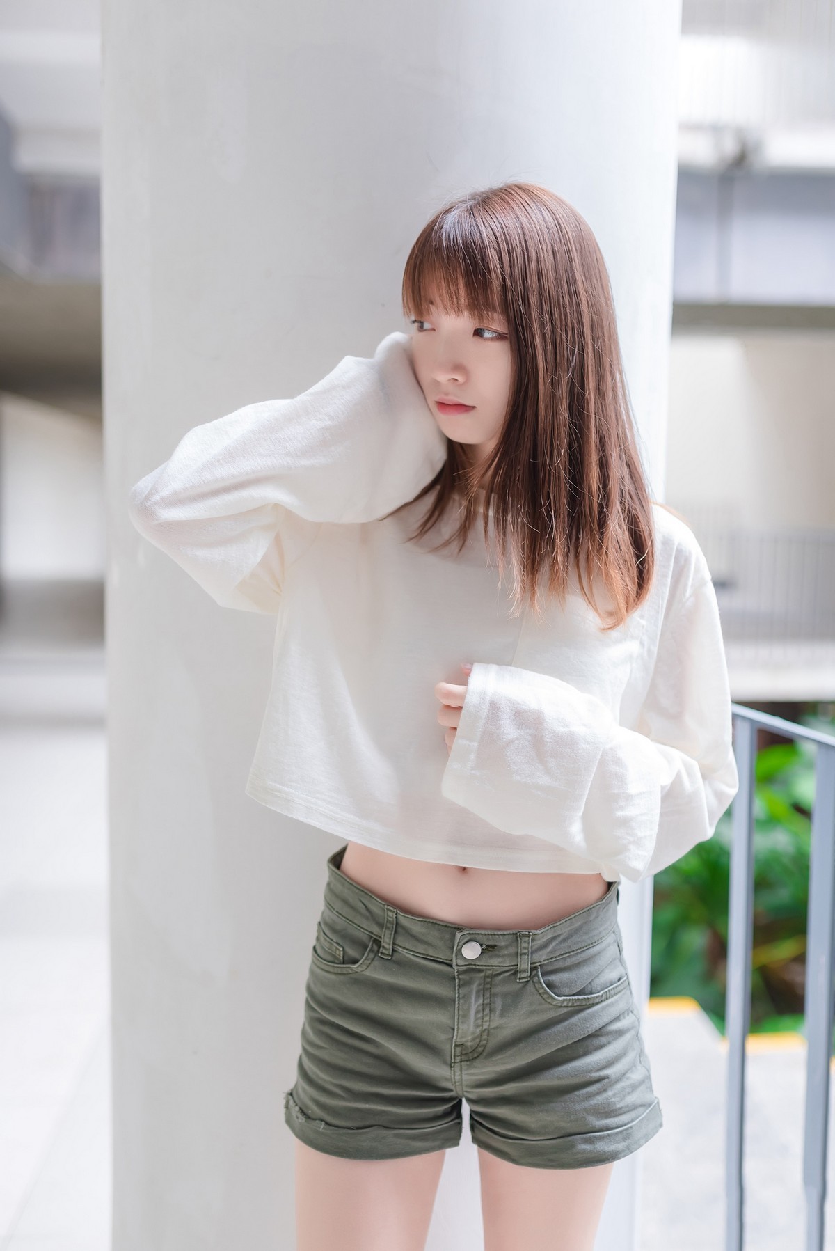 Jpxgyw.com_[喵糖映画]Vol.424_白色长T美少女夏日户外性感宽松短裤秀翘臀美腿诱惑写真40P