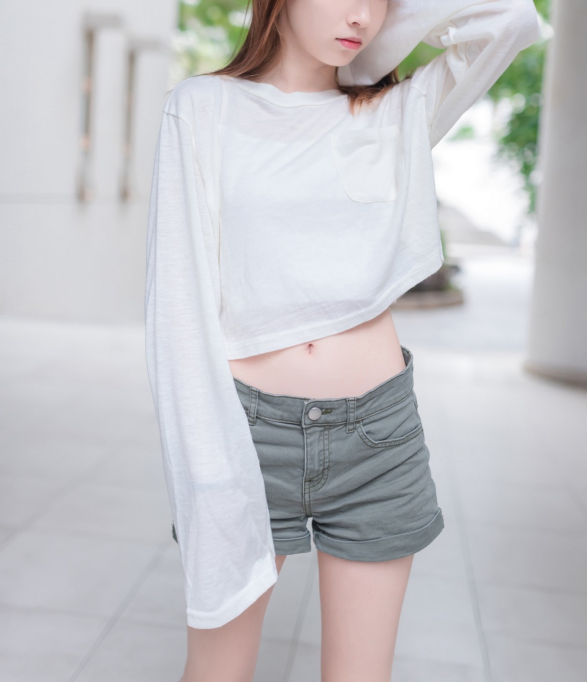 Jpxgyw.com_[喵糖映画]Vol.424_白色长T美少女夏日户外性感宽松短裤秀翘臀美腿诱惑写真40P