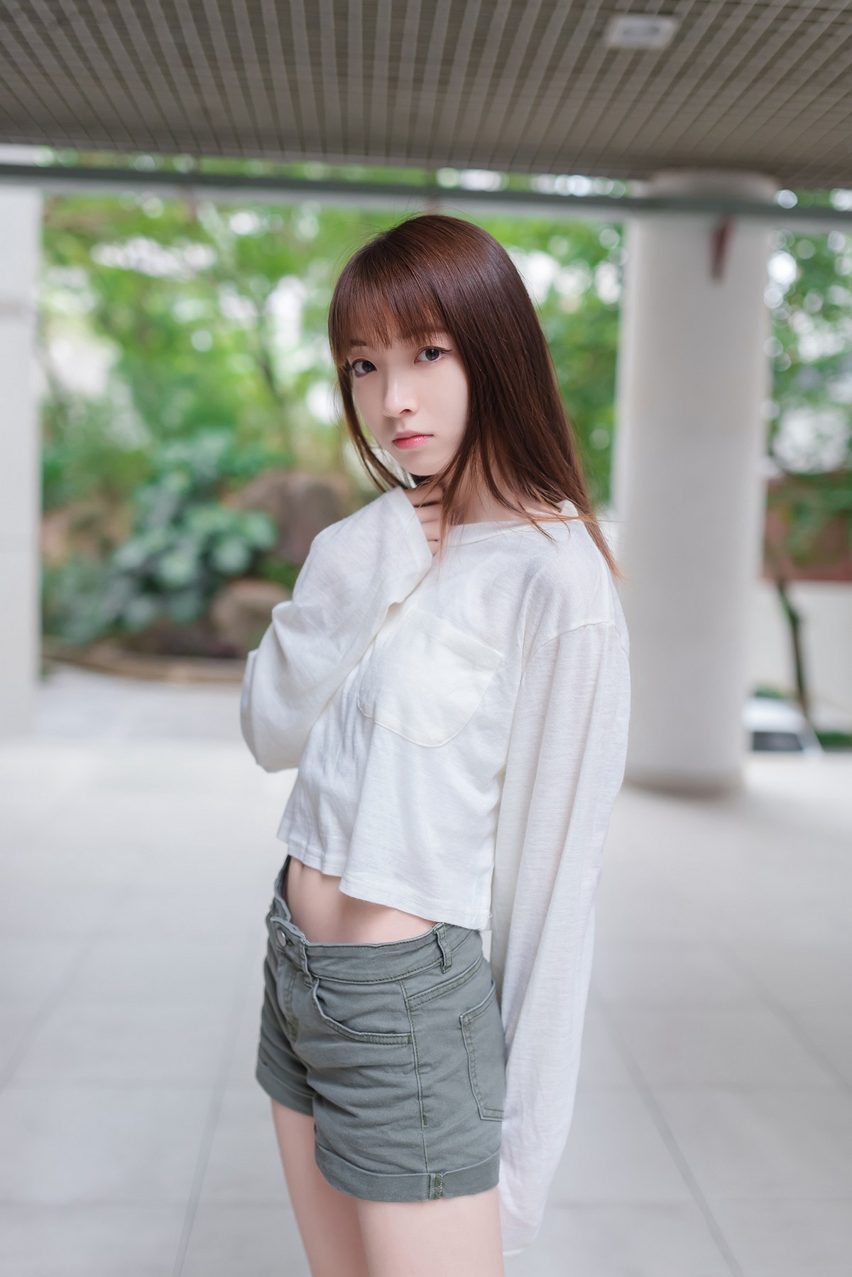 Jpxgyw.com_[喵糖映画]Vol.424_白色长T美少女夏日户外性感宽松短裤秀翘臀美腿诱惑写真40P