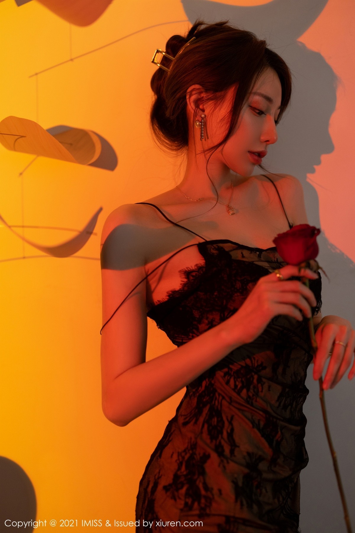 Jpxgyw.com_[IMISS爱蜜社]Vol.621_女神Lynn刘奕宁私房吊带裙+美少女战士系列秀完美身材性感写真33P