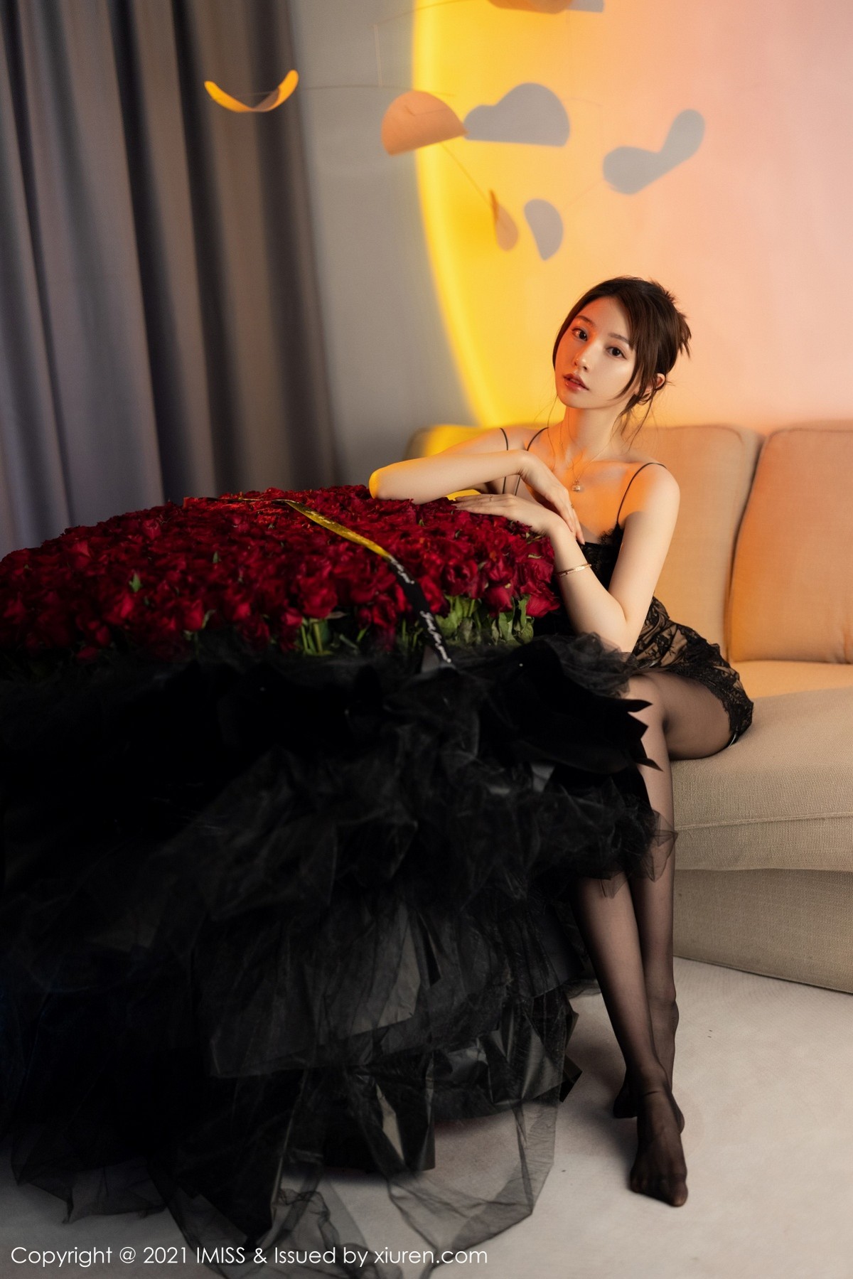 Jpxgyw.com_[IMISS爱蜜社]Vol.621_女神Lynn刘奕宁私房吊带裙+美少女战士系列秀完美身材性感写真33P