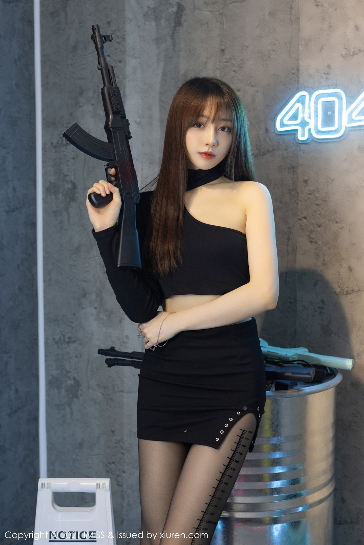 Jpxgyw.com_[IMISS爱蜜社]Vol.621_女神Lynn刘奕宁私房吊带裙+美少女战士系列秀完美身材性感写真33P