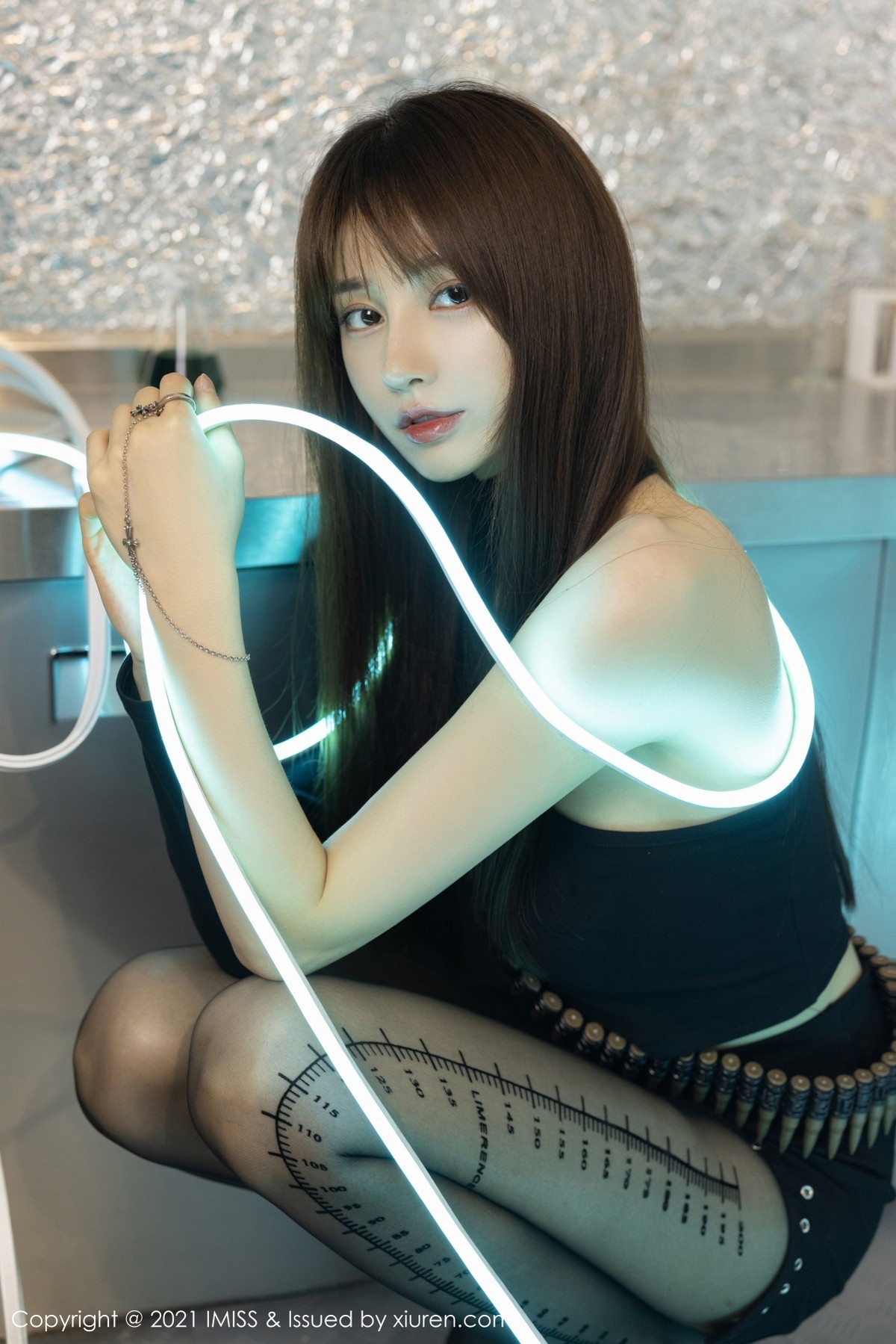Jpxgyw.com_[IMISS爱蜜社]Vol.621_女神Lynn刘奕宁私房吊带裙+美少女战士系列秀完美身材性感写真33P