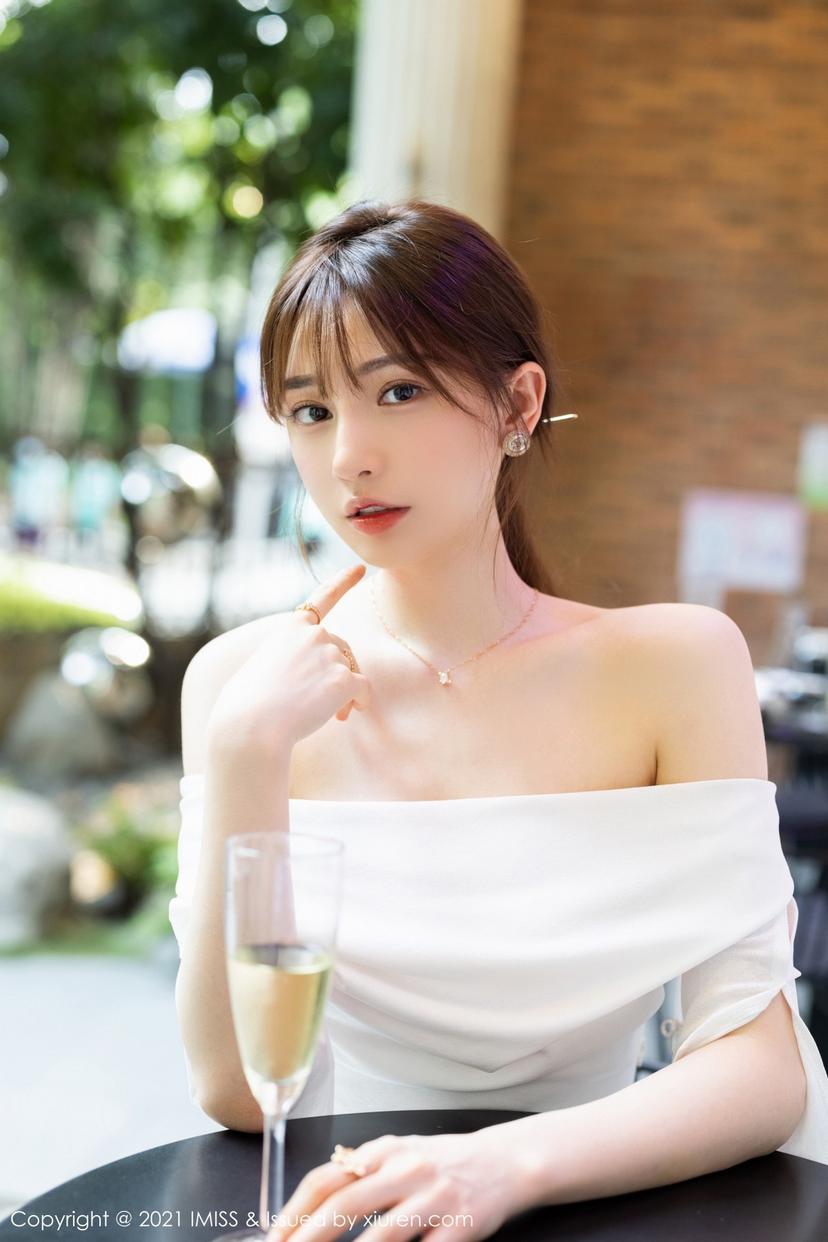 Jpxgyw.com_[IMISS爱蜜社]Vol.621_女神Lynn刘奕宁私房吊带裙+美少女战士系列秀完美身材性感写真33P