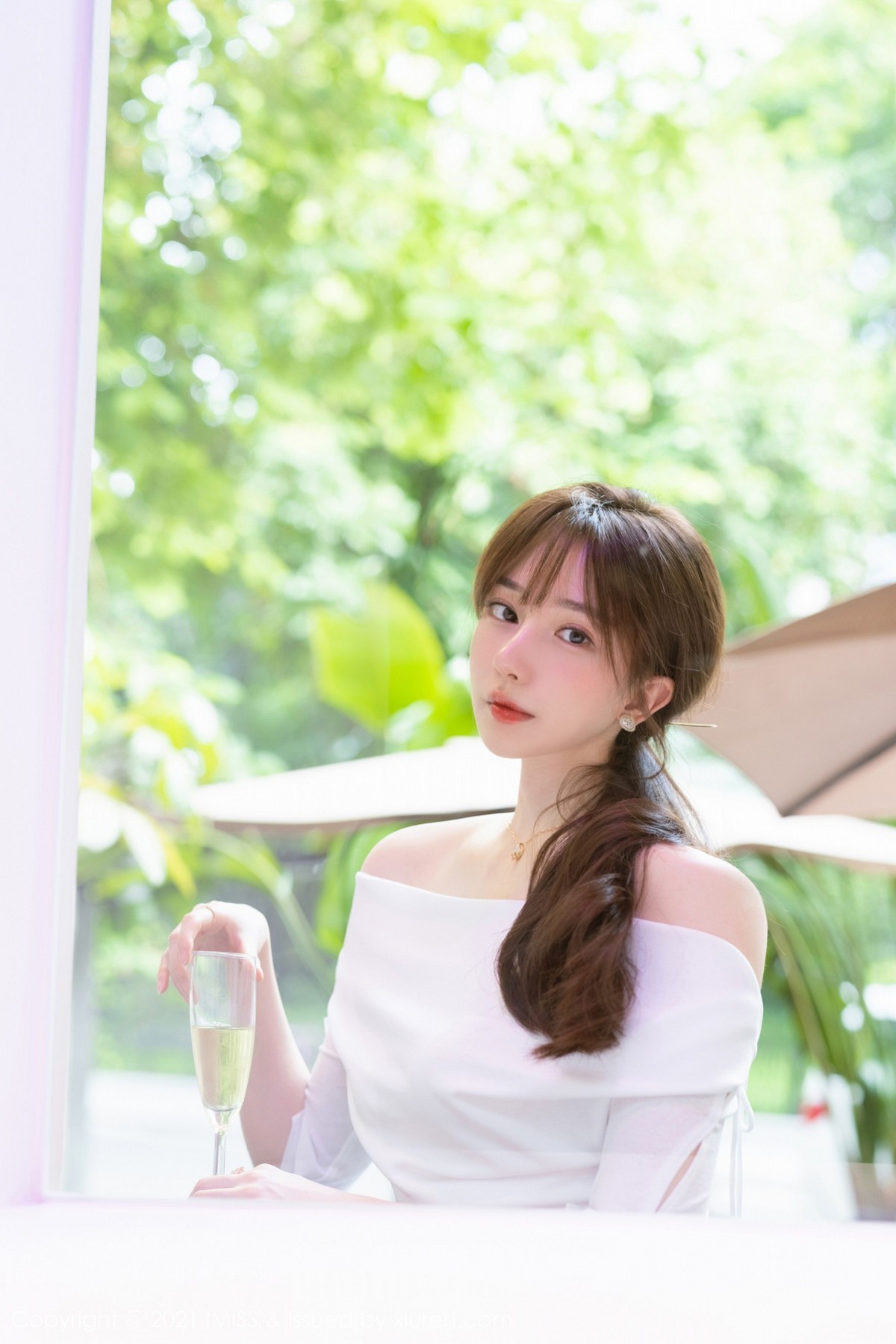 Jpxgyw.com_[IMISS爱蜜社]Vol.621_女神Lynn刘奕宁私房吊带裙+美少女战士系列秀完美身材性感写真33P