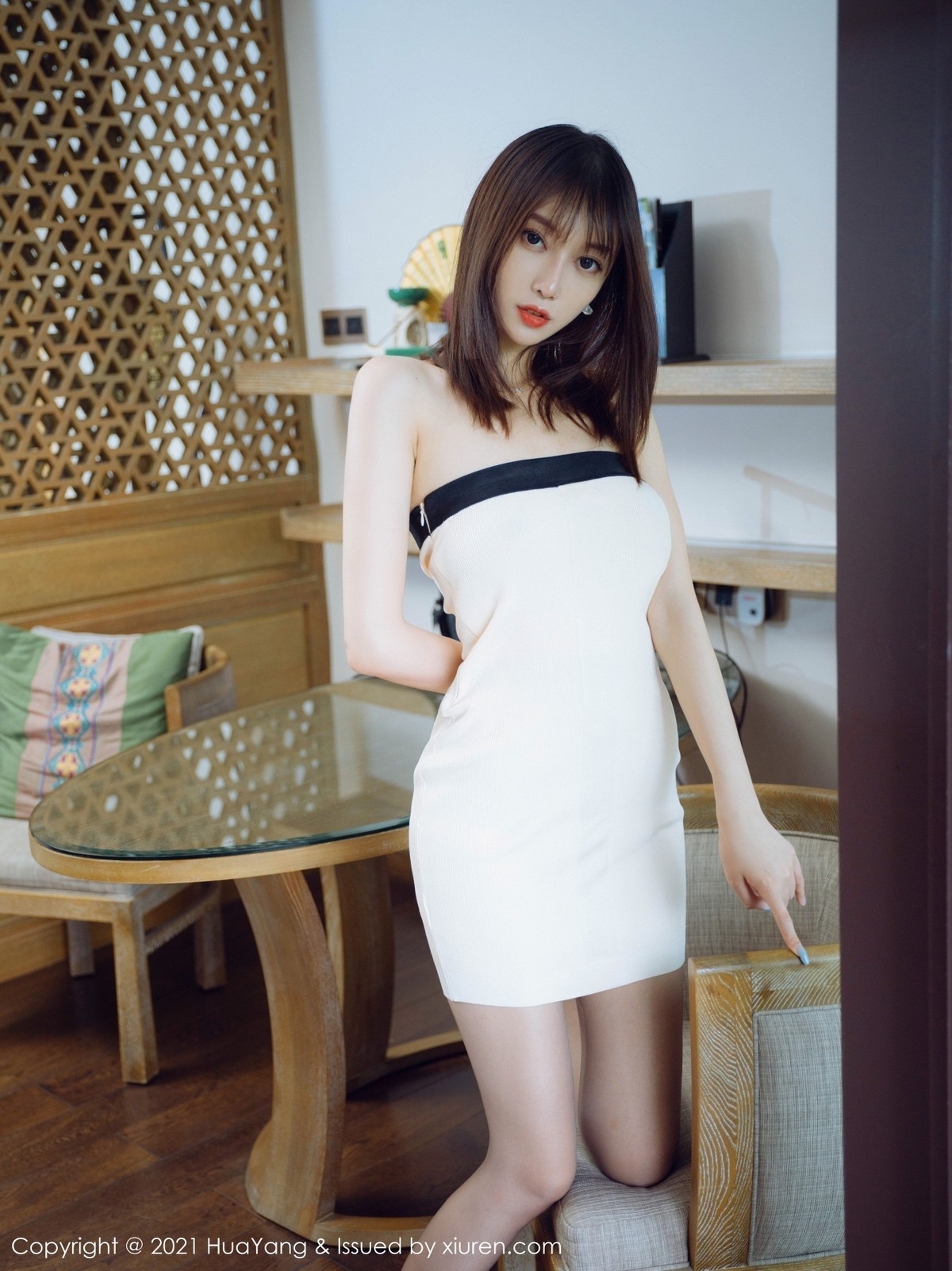 Jpxgyw.com_[HuaYang花漾]Vol.451_丽质美人玥儿玥er桂林旅拍白色低胸连身裙配开档黑丝诱惑写真72P