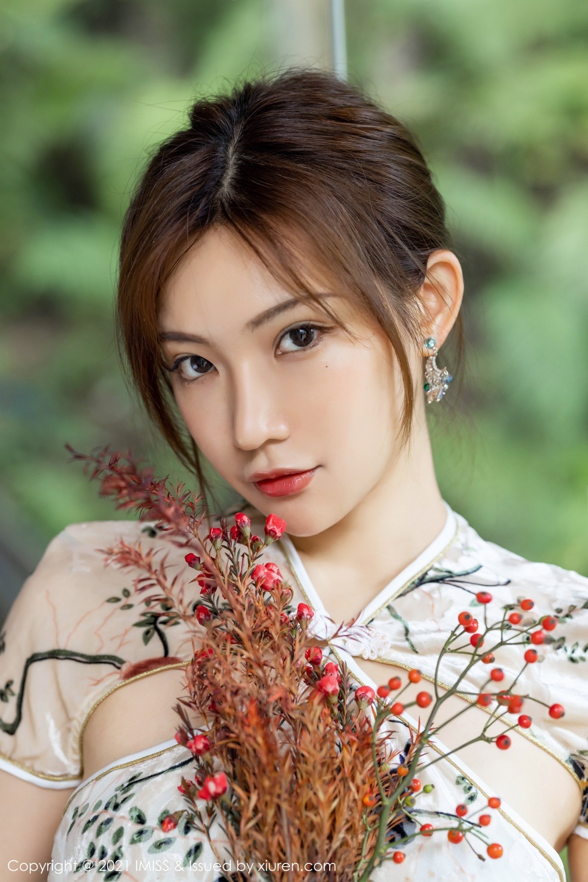 Jpxgyw.com_[IMISS爱蜜社]Vol.633_女神小狐狸Kathryn心愿旅拍性感旗袍配肉丝裤袜迷人诱惑写真49P