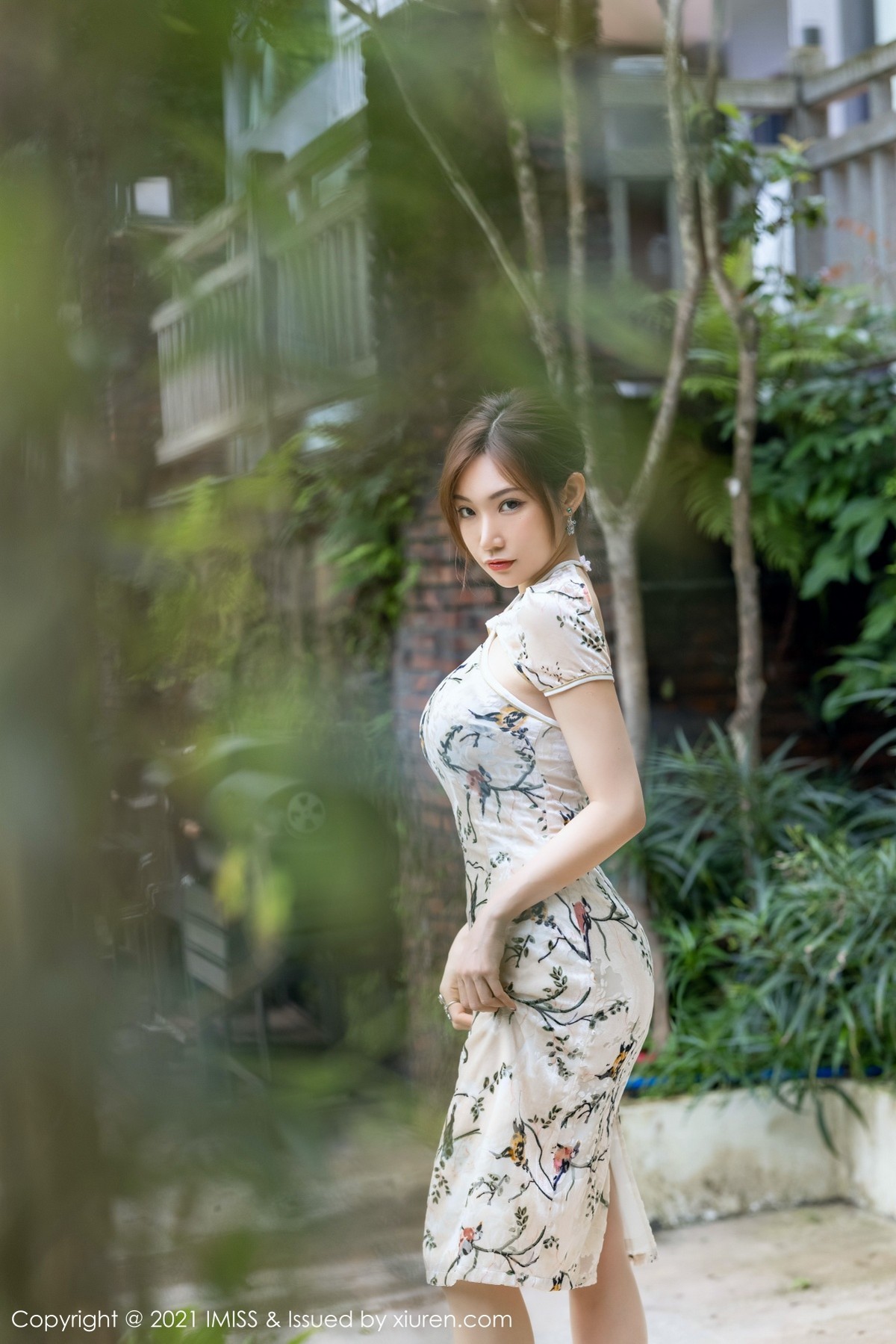 Jpxgyw.com_[IMISS爱蜜社]Vol.633_女神小狐狸Kathryn心愿旅拍性感旗袍配肉丝裤袜迷人诱惑写真49P