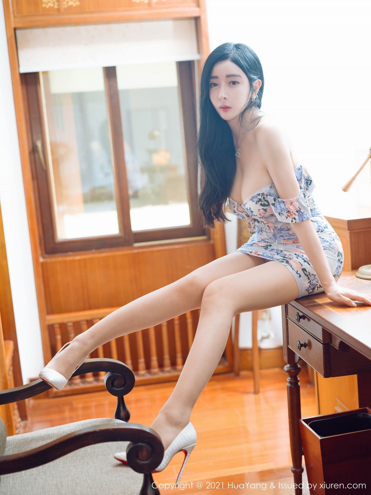 Jpxgyw.com_[HuaYang花漾]Vol.453_模特允爾西双版纳旅拍私房绚丽碎花裙低胸秀丰满身材诱惑写真45P