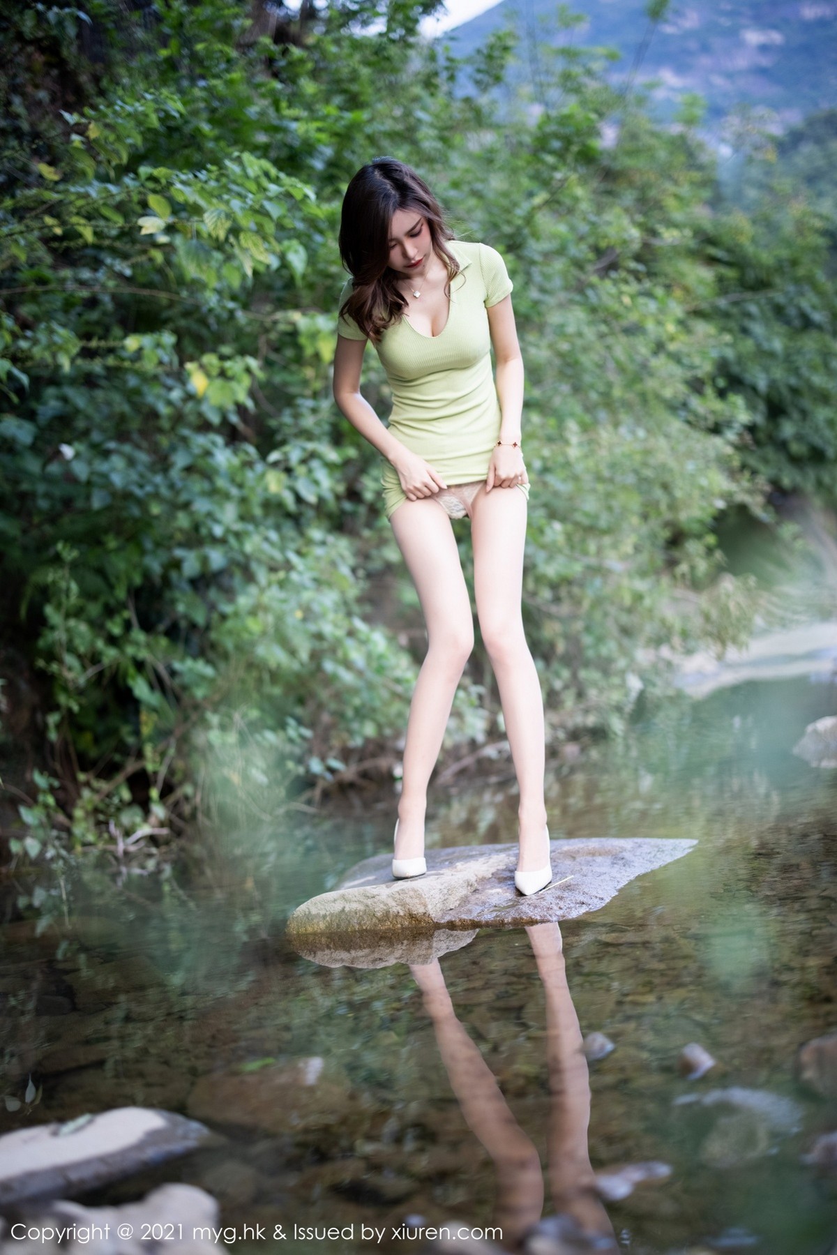 Jpxgyw.com_[MyGirl美媛馆]Vol.597_女神绮里嘉Carina长三角旅拍户外山涧露蕾丝内裤湿身诱惑写真50P