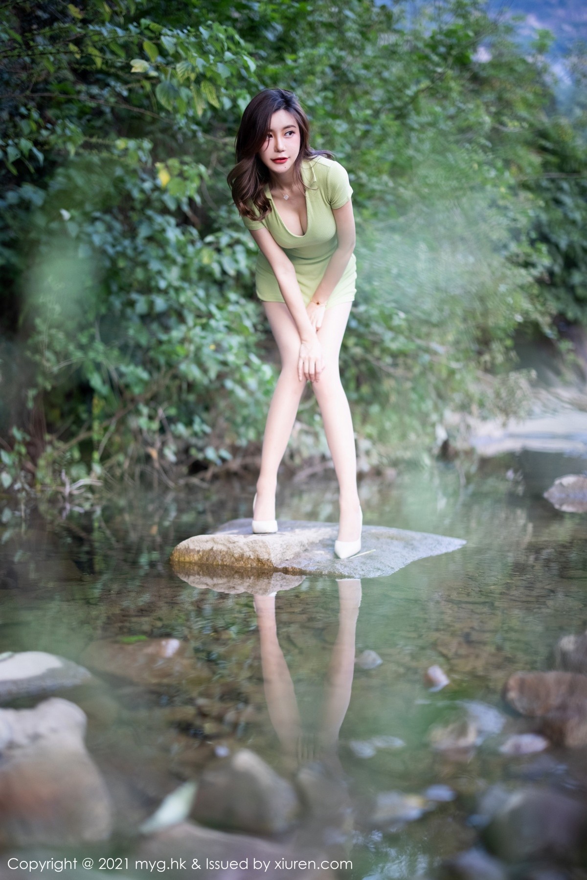 Jpxgyw.com_[MyGirl美媛馆]Vol.597_女神绮里嘉Carina长三角旅拍户外山涧露蕾丝内裤湿身诱惑写真50P