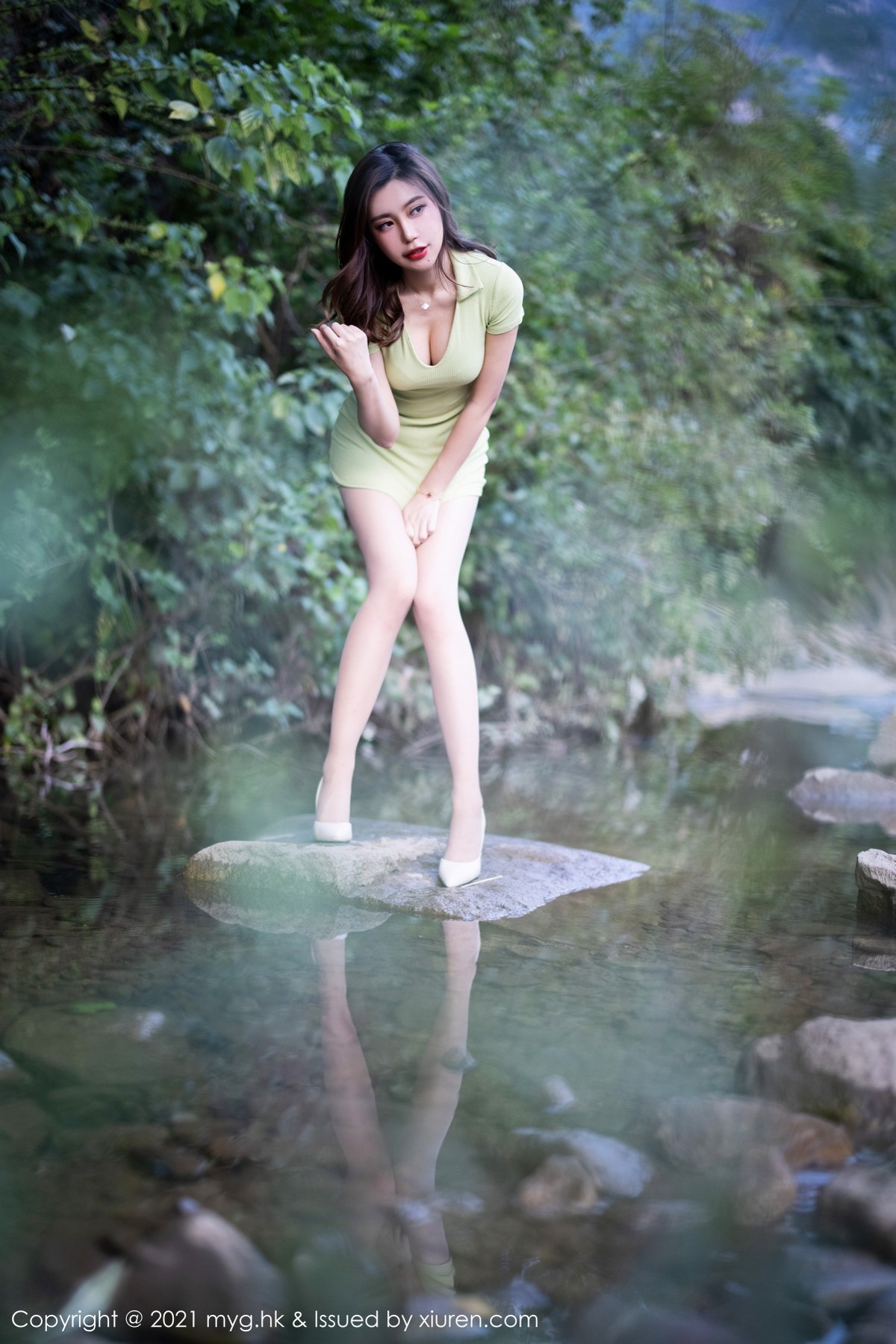 Jpxgyw.com_[MyGirl美媛馆]Vol.597_女神绮里嘉Carina长三角旅拍户外山涧露蕾丝内裤湿身诱惑写真50P