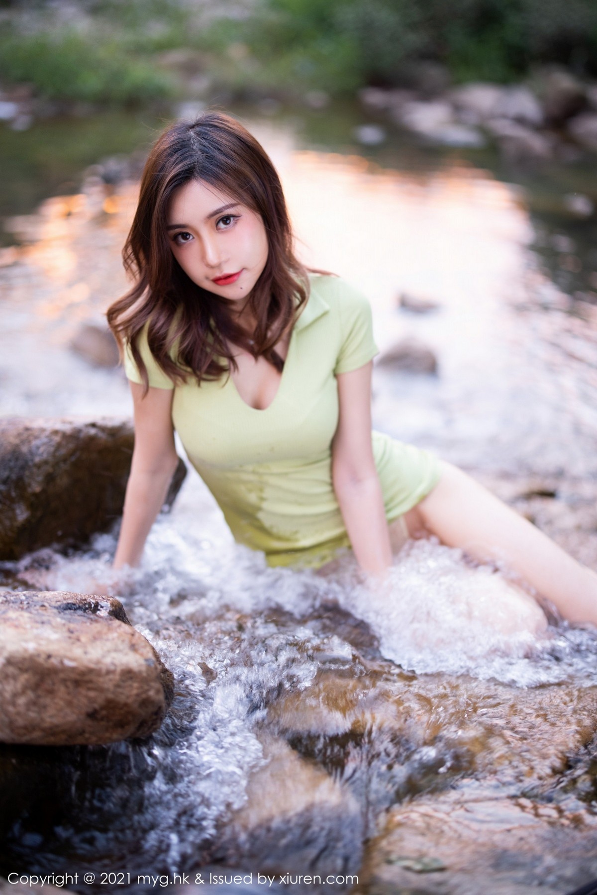 Jpxgyw.com_[MyGirl美媛馆]Vol.597_女神绮里嘉Carina长三角旅拍户外山涧露蕾丝内裤湿身诱惑写真50P