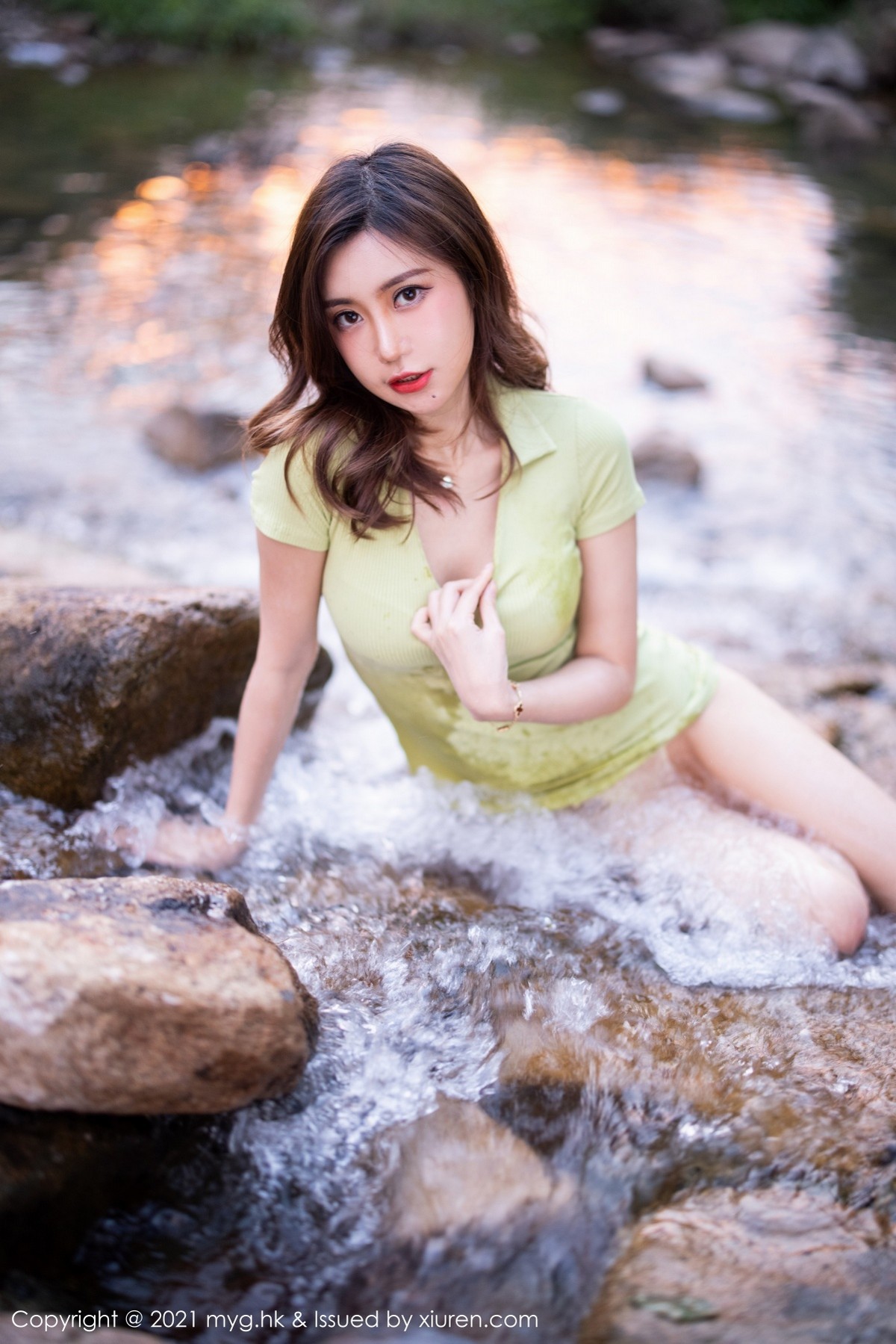 Jpxgyw.com_[MyGirl美媛馆]Vol.597_女神绮里嘉Carina长三角旅拍户外山涧露蕾丝内裤湿身诱惑写真50P