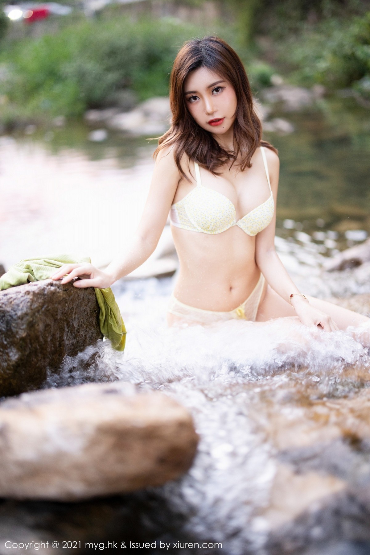 Jpxgyw.com_[MyGirl美媛馆]Vol.597_女神绮里嘉Carina长三角旅拍户外山涧露蕾丝内裤湿身诱惑写真50P
