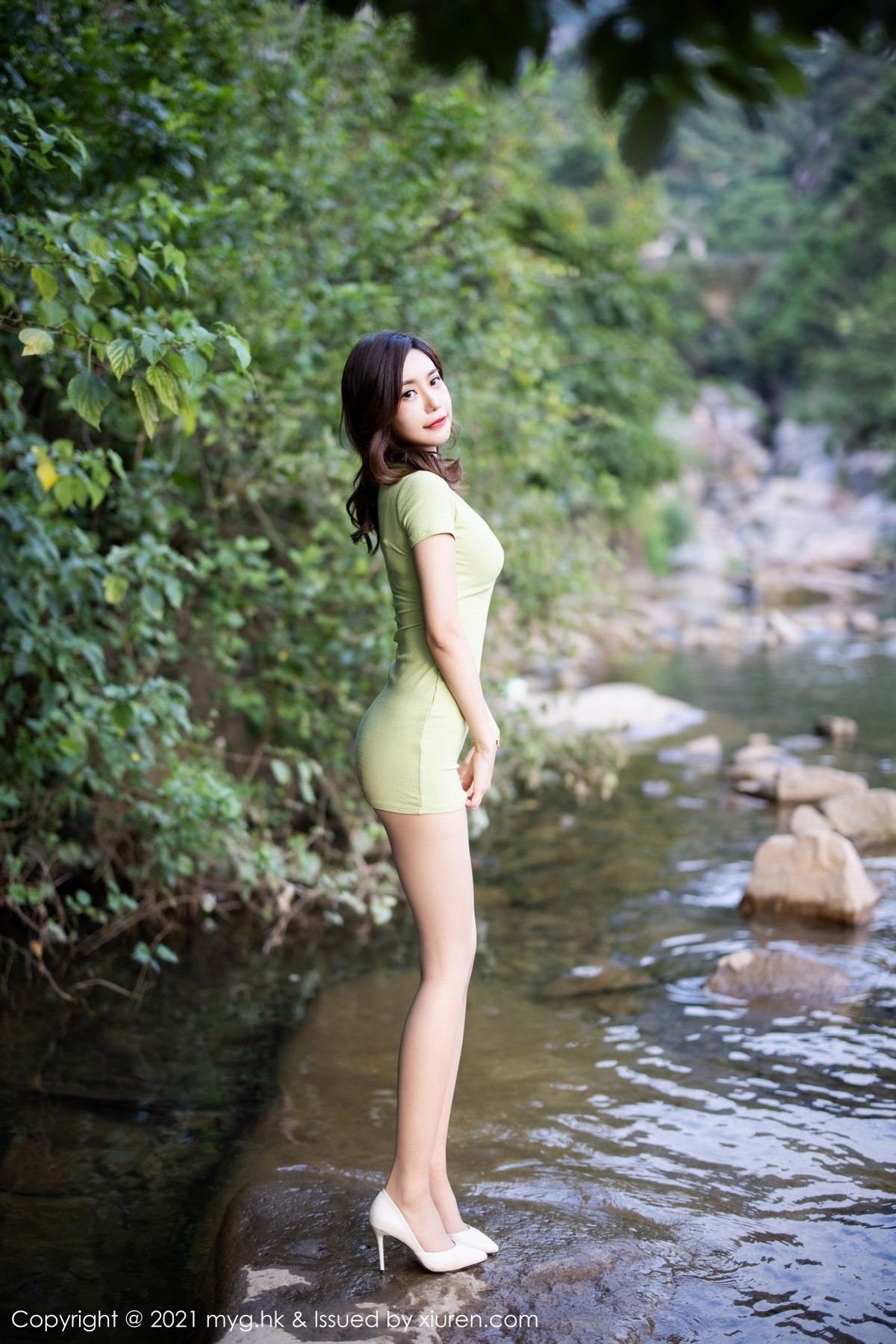 Jpxgyw.com_[MyGirl美媛馆]Vol.597_女神绮里嘉Carina长三角旅拍户外山涧露蕾丝内裤湿身诱惑写真50P