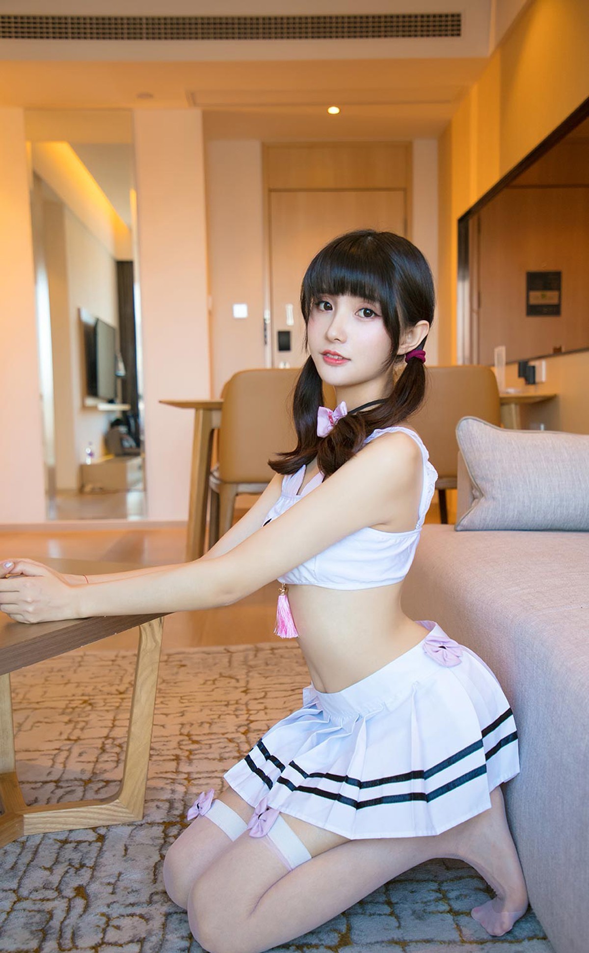 Jpxgyw.com_[Ugirls爱尤物]No.2187_模特猫猫性感萌猫服饰百褶短裙配白丝袜秀翘臀美腿诱惑写真35P