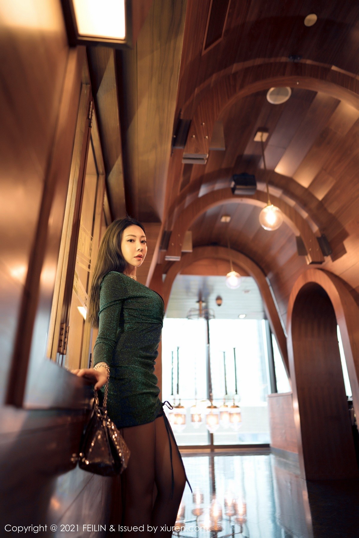 Jpxgyw.com_[FeiLin嗲囡囡]VOL.321_女神果儿Victoria波波池+白色大床上半脱秀火辣身材诱惑写真90P