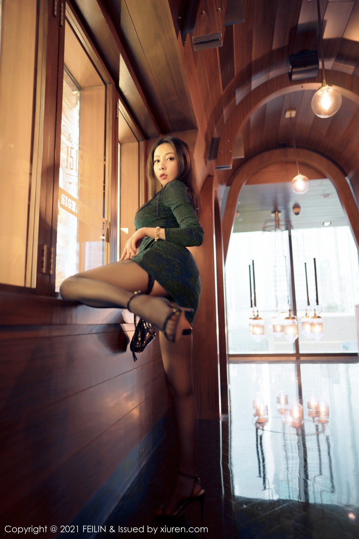 Jpxgyw.com_[FeiLin嗲囡囡]VOL.321_女神果儿Victoria波波池+白色大床上半脱秀火辣身材诱惑写真90P