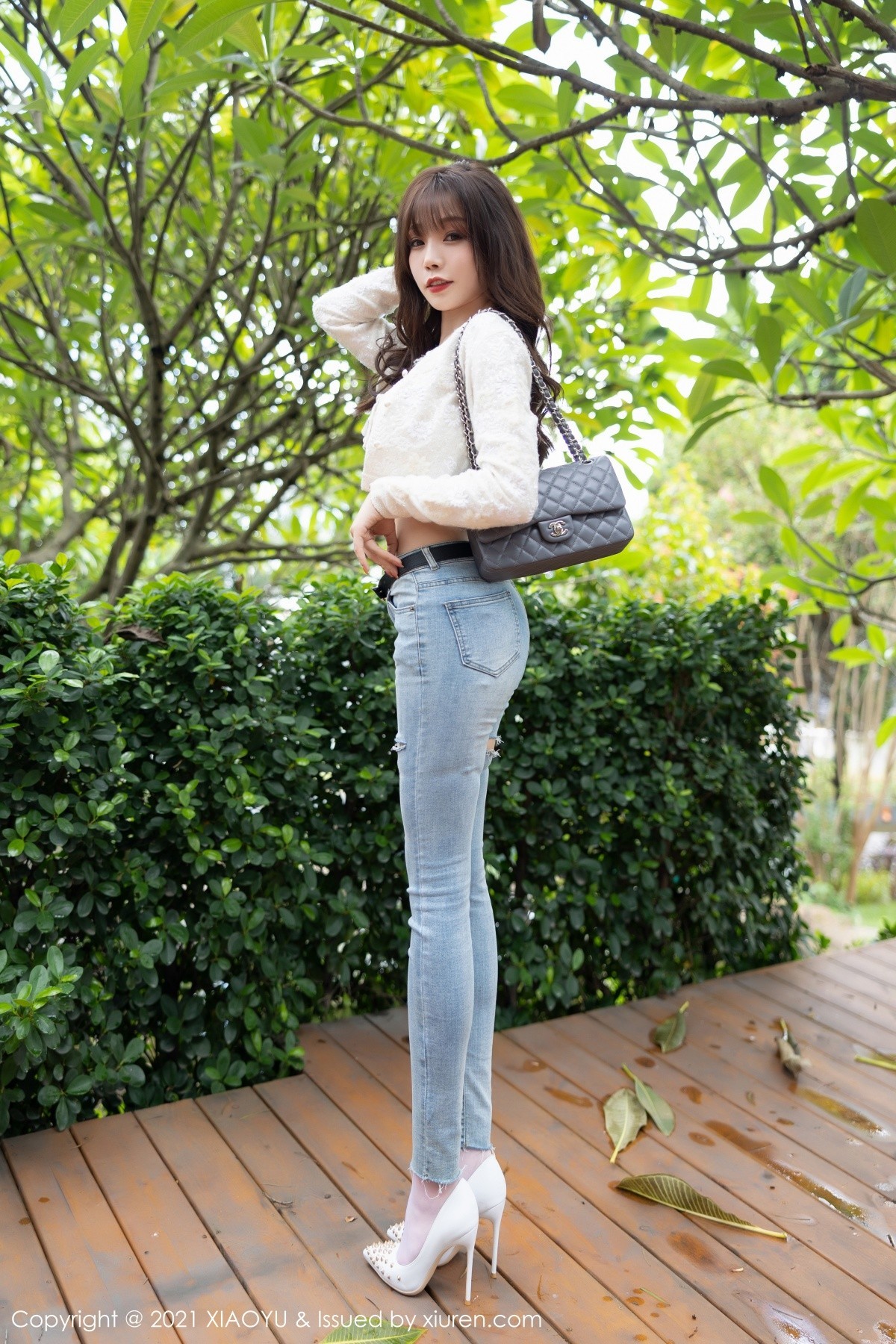 Jpxgyw.com_[XiaoYu画语界]Vol.627_女神芝芝Booty私房脱牛仔裤露情趣内衣配白丝吊袜诱惑写真86P