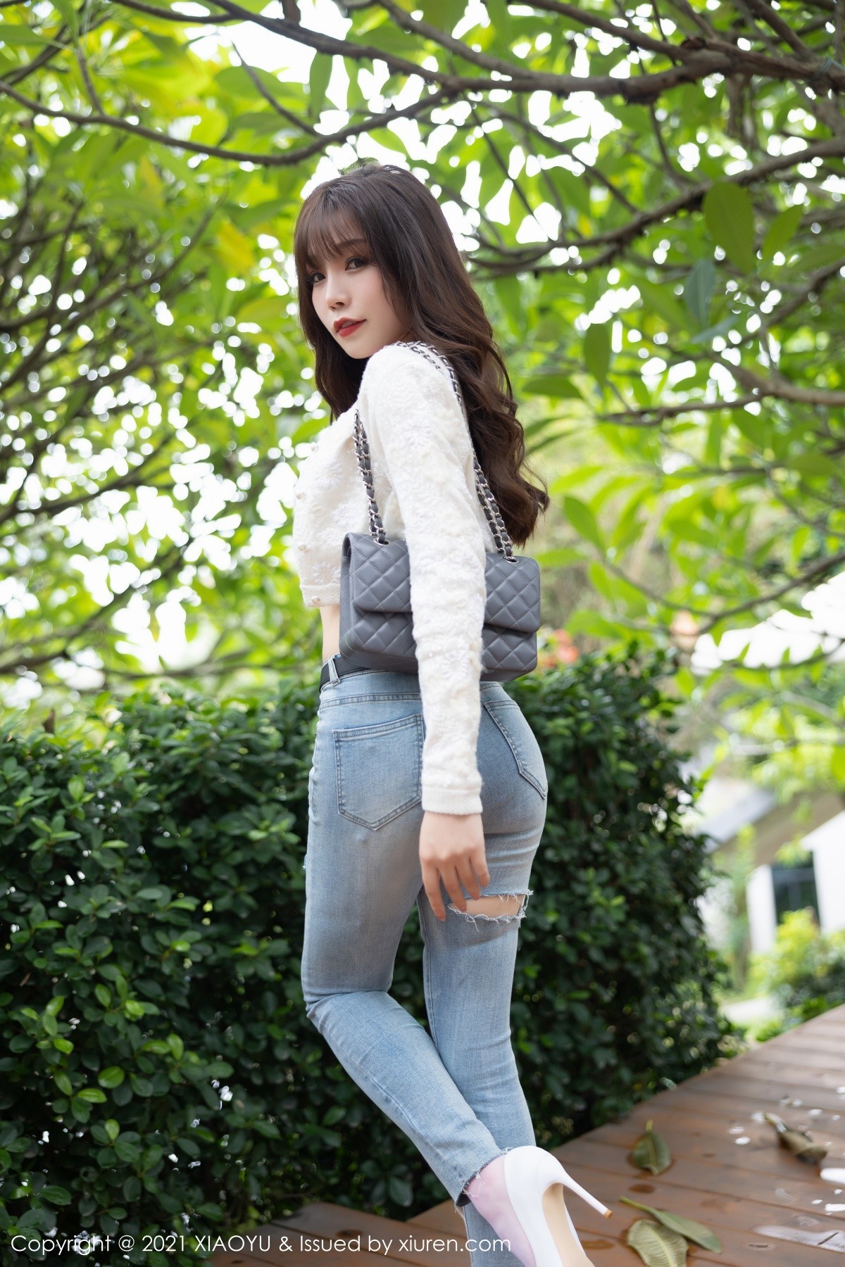 Jpxgyw.com_[XiaoYu画语界]Vol.627_女神芝芝Booty私房脱牛仔裤露情趣内衣配白丝吊袜诱惑写真86P