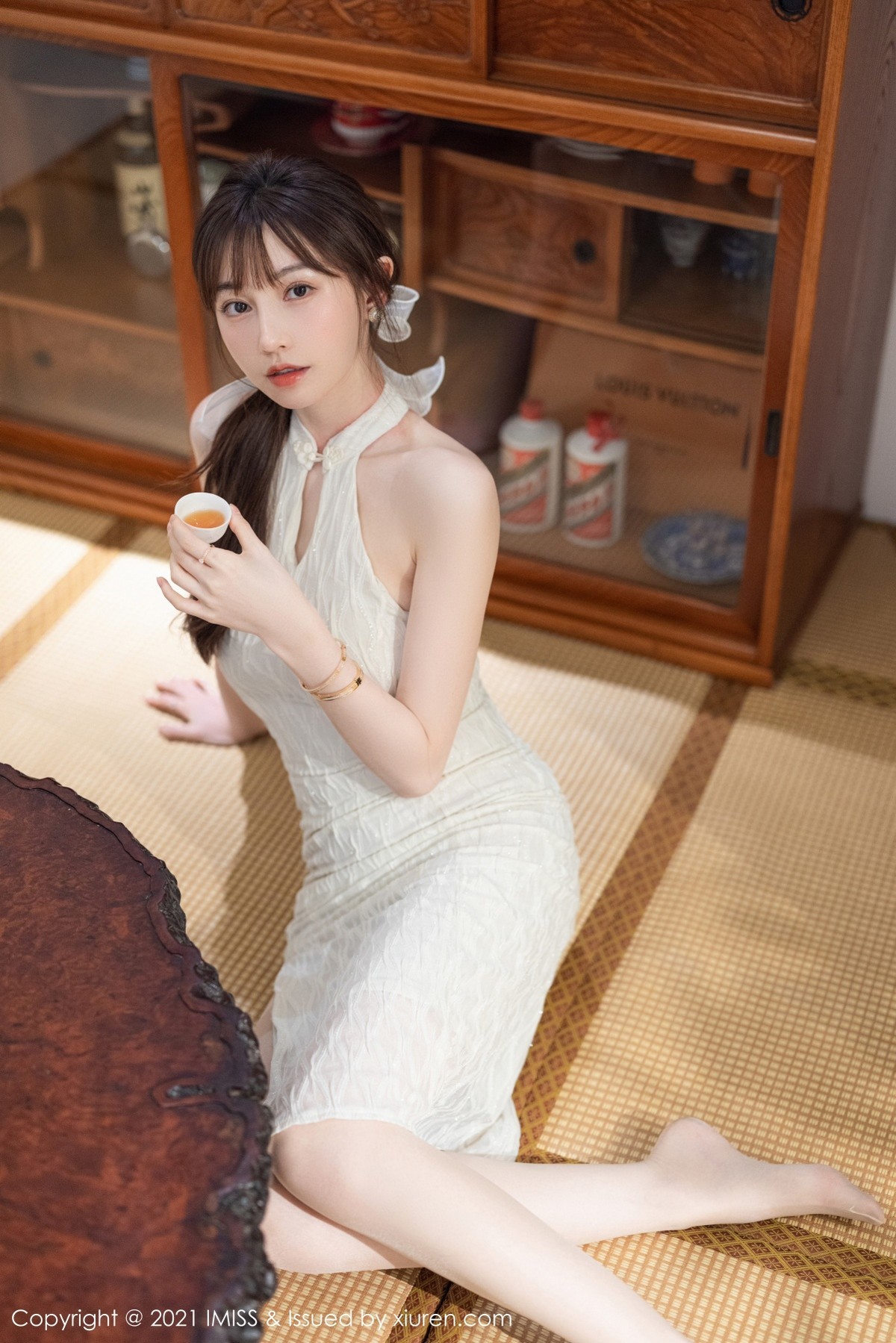 Jpxgyw.com_[IMISS爱蜜社]Vol.636_气质女神Lynn刘奕宁茶室礼裙+时尚街拍秀完美身材诱惑写真25P
