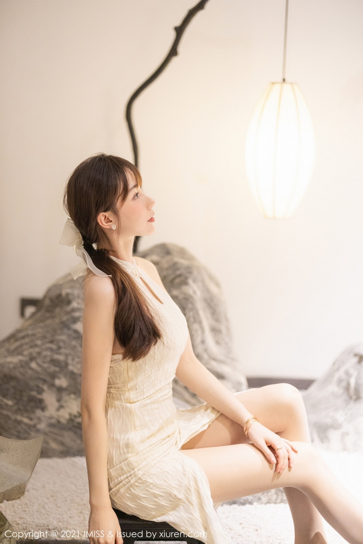 Jpxgyw.com_[IMISS爱蜜社]Vol.636_气质女神Lynn刘奕宁茶室礼裙+时尚街拍秀完美身材诱惑写真25P
