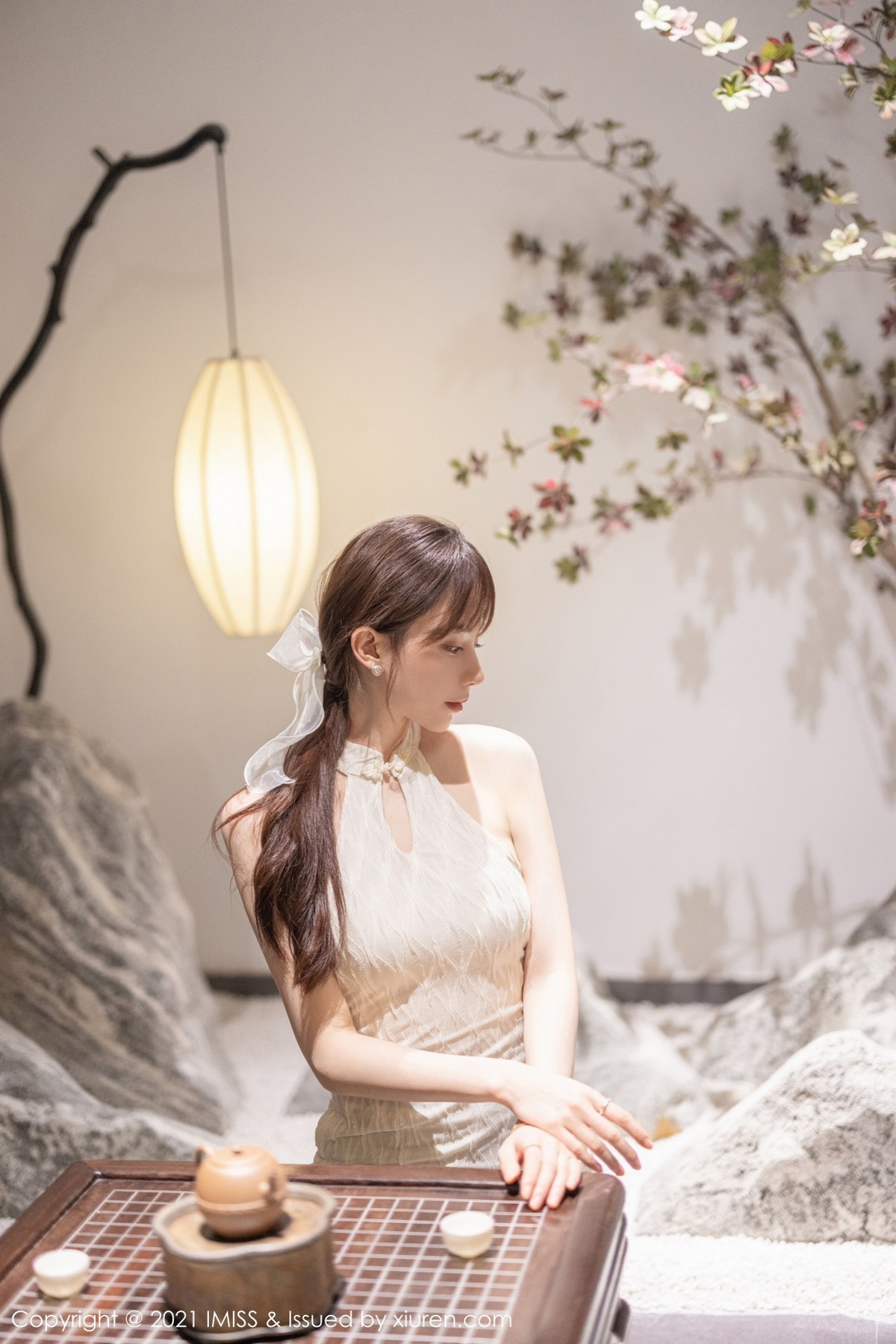 Jpxgyw.com_[IMISS爱蜜社]Vol.636_气质女神Lynn刘奕宁茶室礼裙+时尚街拍秀完美身材诱惑写真25P