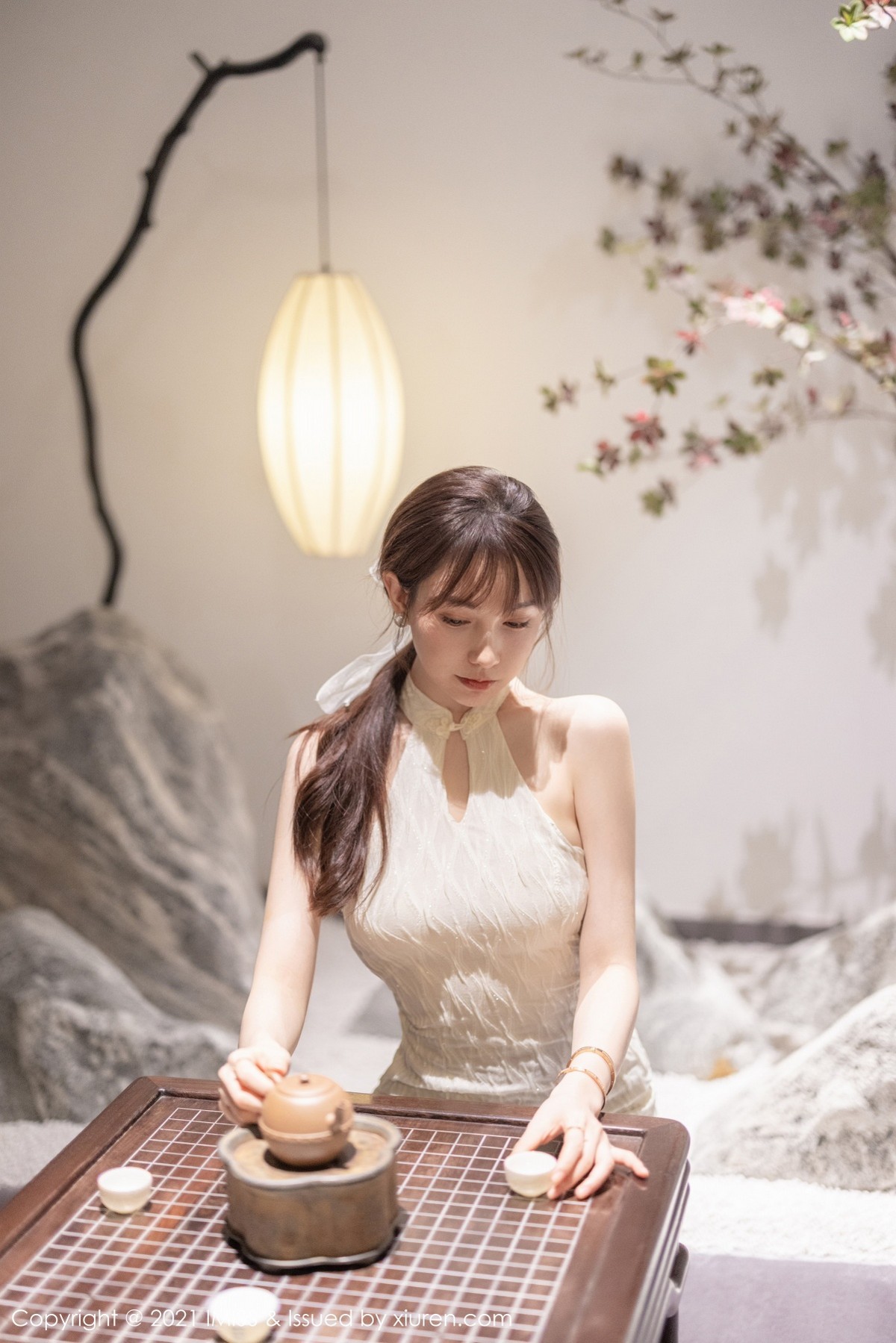 Jpxgyw.com_[IMISS爱蜜社]Vol.636_气质女神Lynn刘奕宁茶室礼裙+时尚街拍秀完美身材诱惑写真25P
