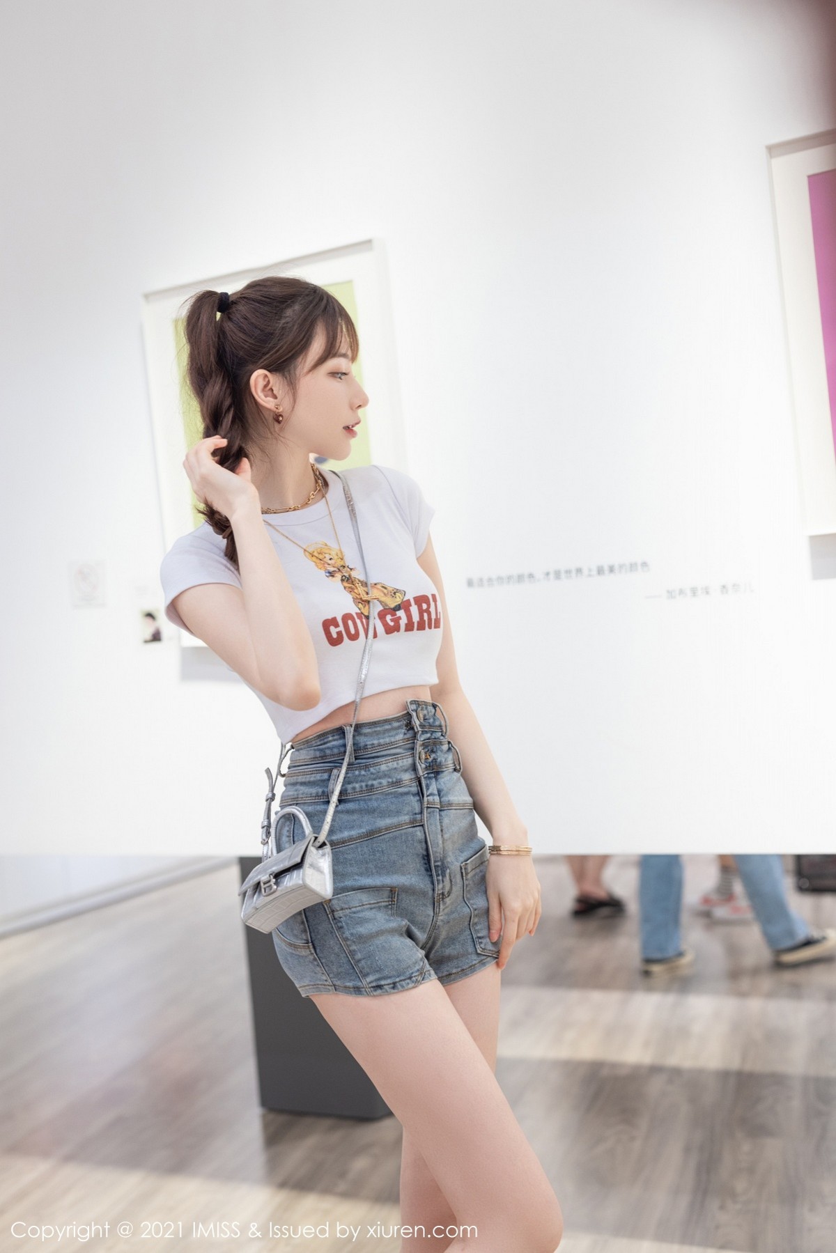 Jpxgyw.com_[IMISS爱蜜社]Vol.636_气质女神Lynn刘奕宁茶室礼裙+时尚街拍秀完美身材诱惑写真25P