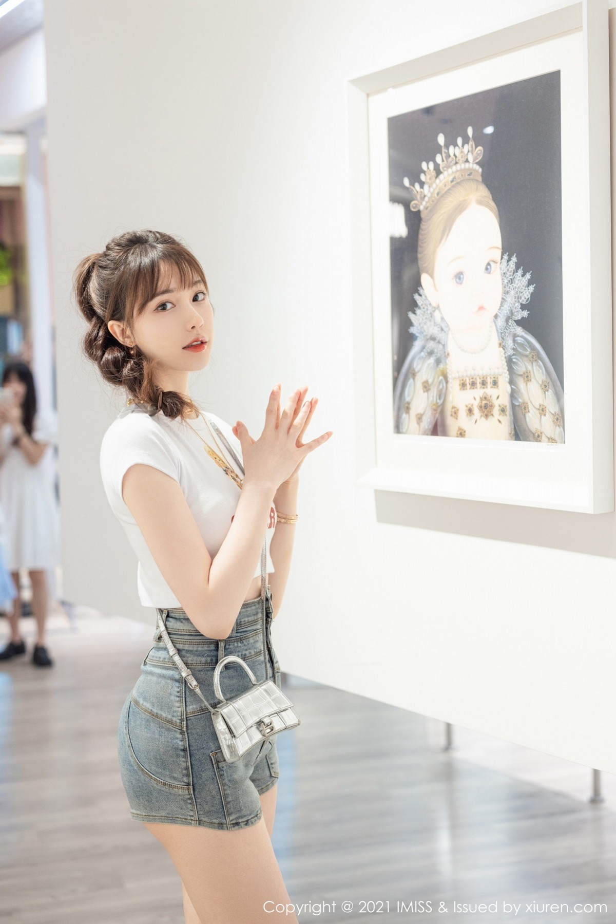Jpxgyw.com_[IMISS爱蜜社]Vol.636_气质女神Lynn刘奕宁茶室礼裙+时尚街拍秀完美身材诱惑写真25P