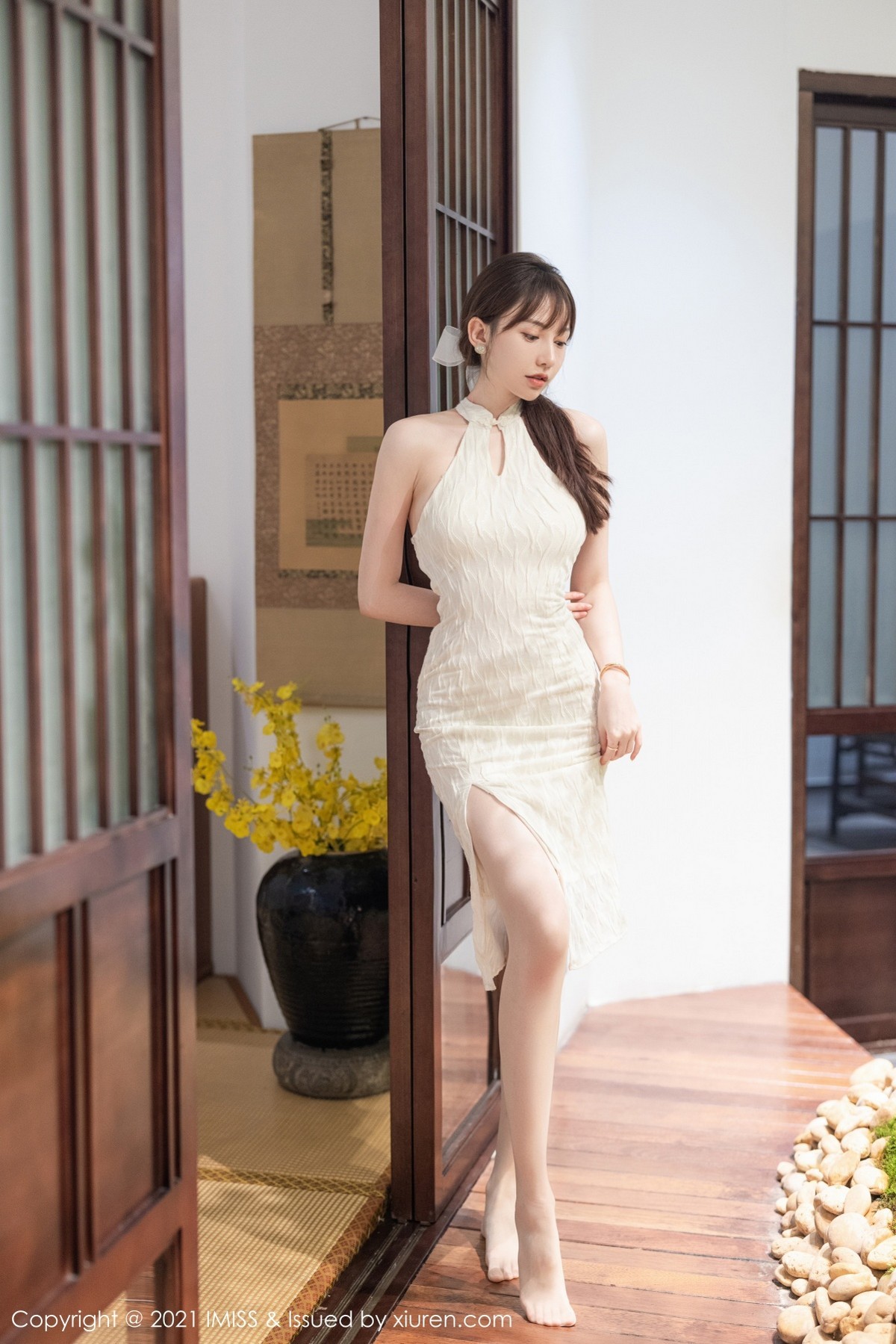 Jpxgyw.com_[IMISS爱蜜社]Vol.636_气质女神Lynn刘奕宁茶室礼裙+时尚街拍秀完美身材诱惑写真25P
