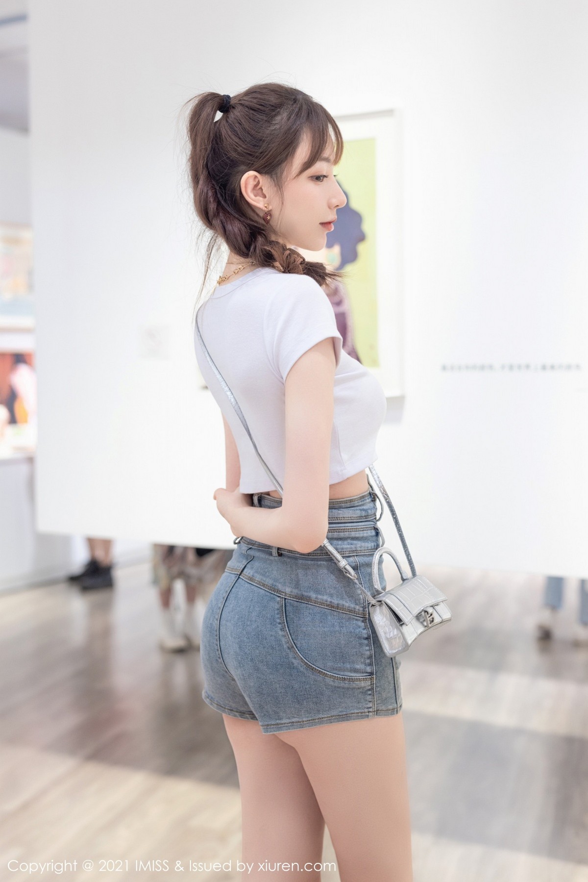 Jpxgyw.com_[IMISS爱蜜社]Vol.636_气质女神Lynn刘奕宁茶室礼裙+时尚街拍秀完美身材诱惑写真25P