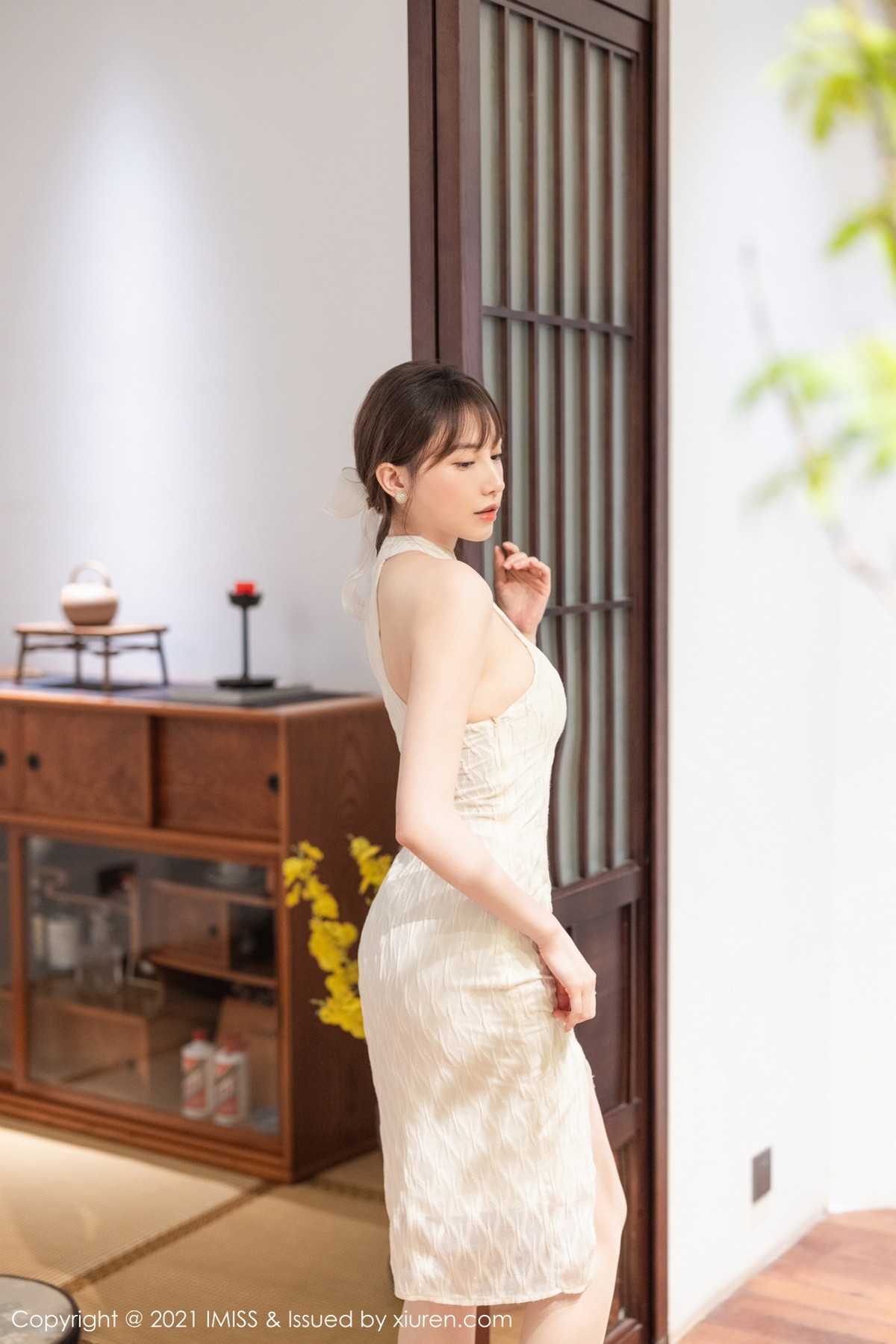 Jpxgyw.com_[IMISS爱蜜社]Vol.636_气质女神Lynn刘奕宁茶室礼裙+时尚街拍秀完美身材诱惑写真25P