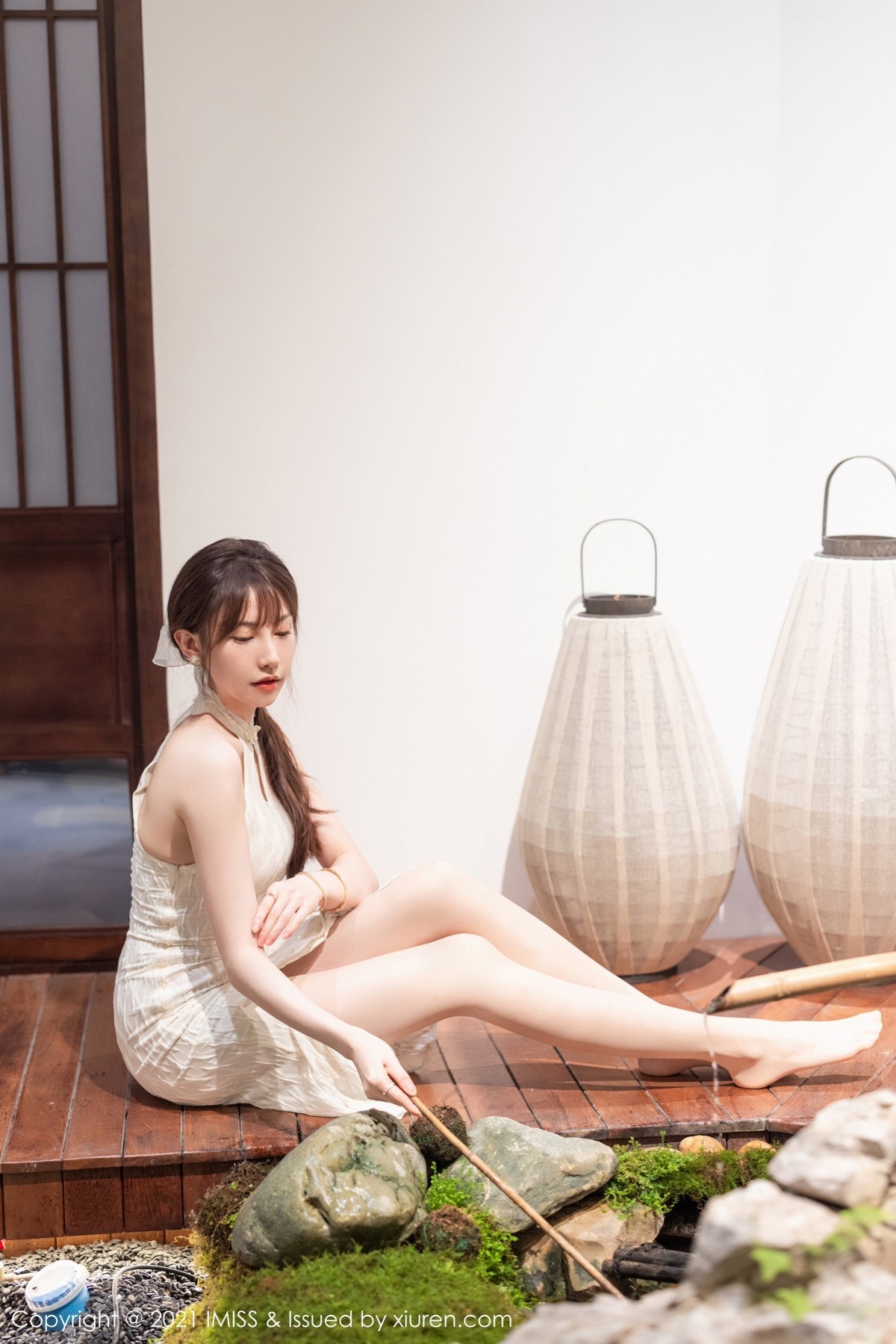 Jpxgyw.com_[IMISS爱蜜社]Vol.636_气质女神Lynn刘奕宁茶室礼裙+时尚街拍秀完美身材诱惑写真25P
