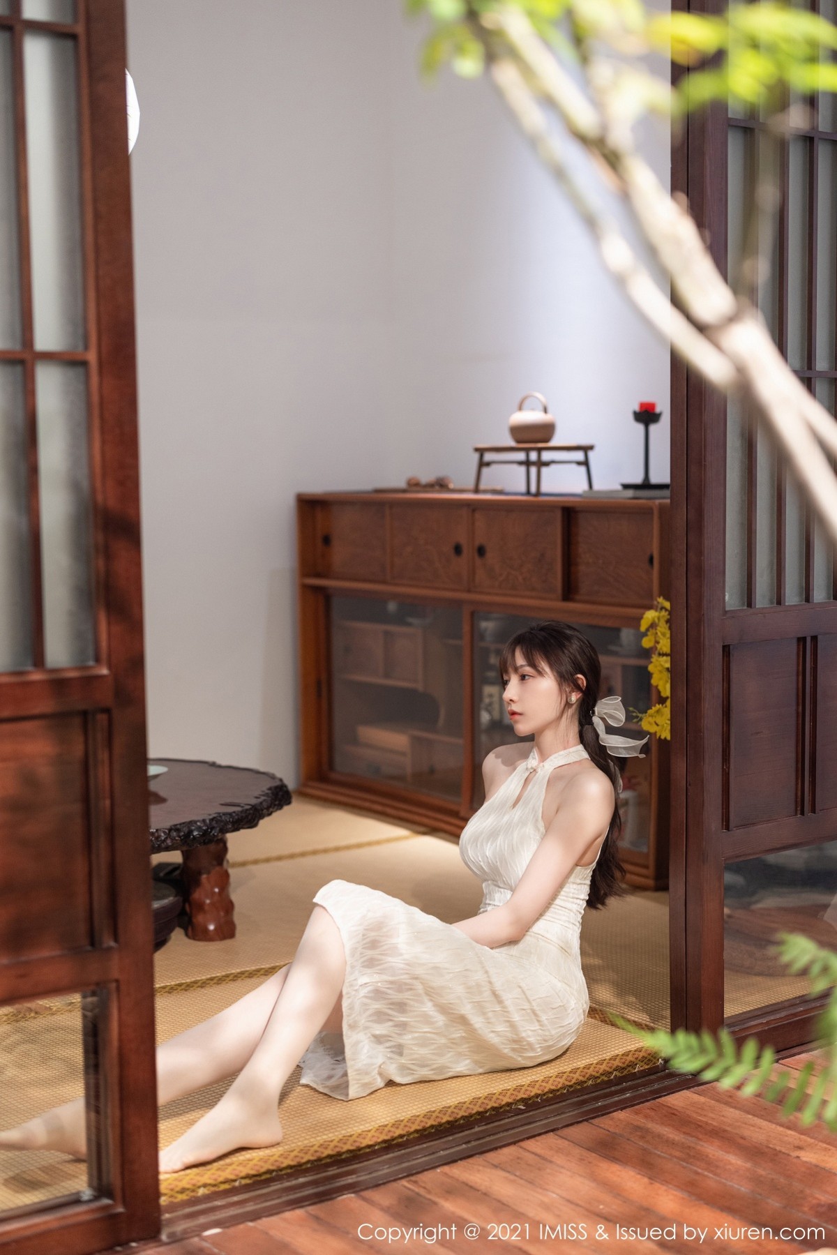 Jpxgyw.com_[IMISS爱蜜社]Vol.636_气质女神Lynn刘奕宁茶室礼裙+时尚街拍秀完美身材诱惑写真25P