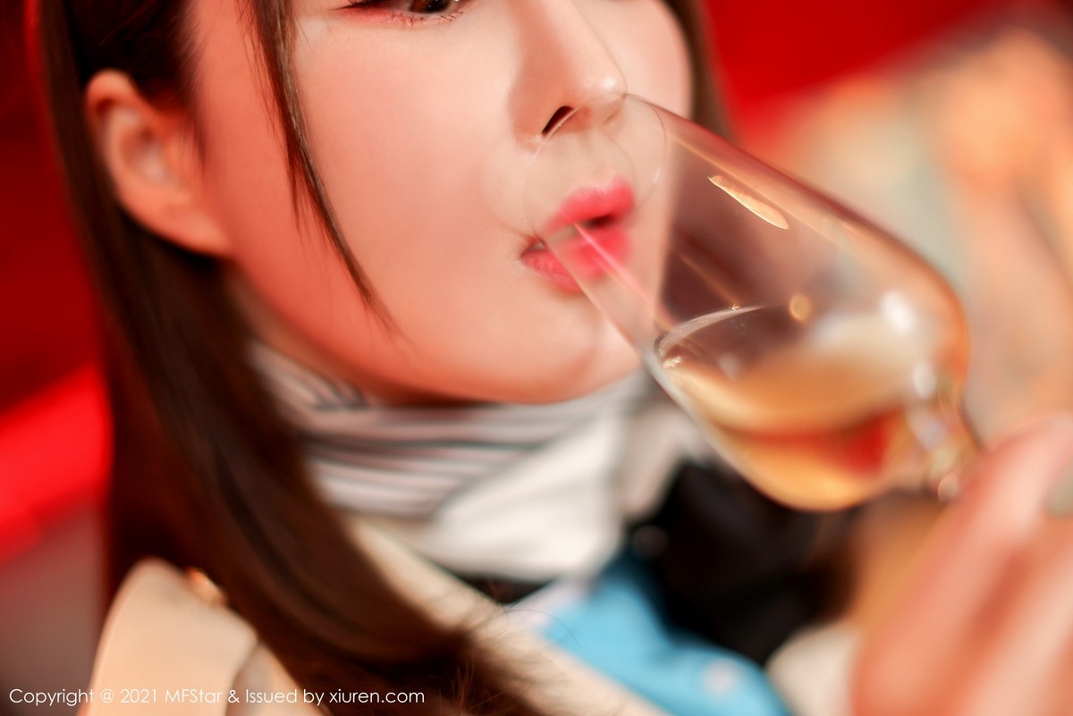 Jpxgyw.com_[MFStar模范学院]Vol.534_模特蔡文钰Abby职业装OL主题露肉丝裤袜秀翘臀美腿诱惑写真50P