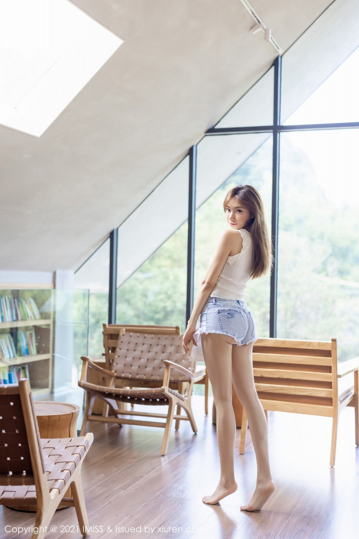 Jpxgyw.com_[IMISS爱蜜社]Vol.638_女神小狐狸Kathryn心愿旅拍超A牛仔短裤秀翘臀美腿诱惑写真64P