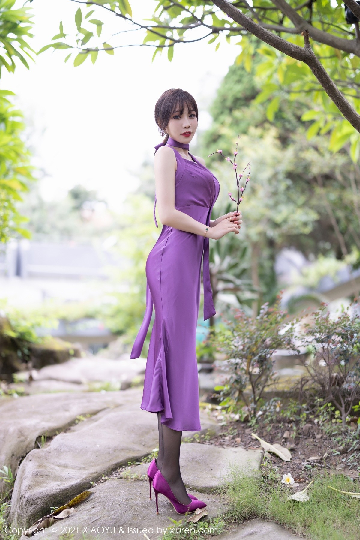 Jpxgyw.com_[XiaoYu画语界]Vol.634_女神芝芝Booty紫色长裙配开档黑丝裤袜秀翘臀美腿诱惑写真100P