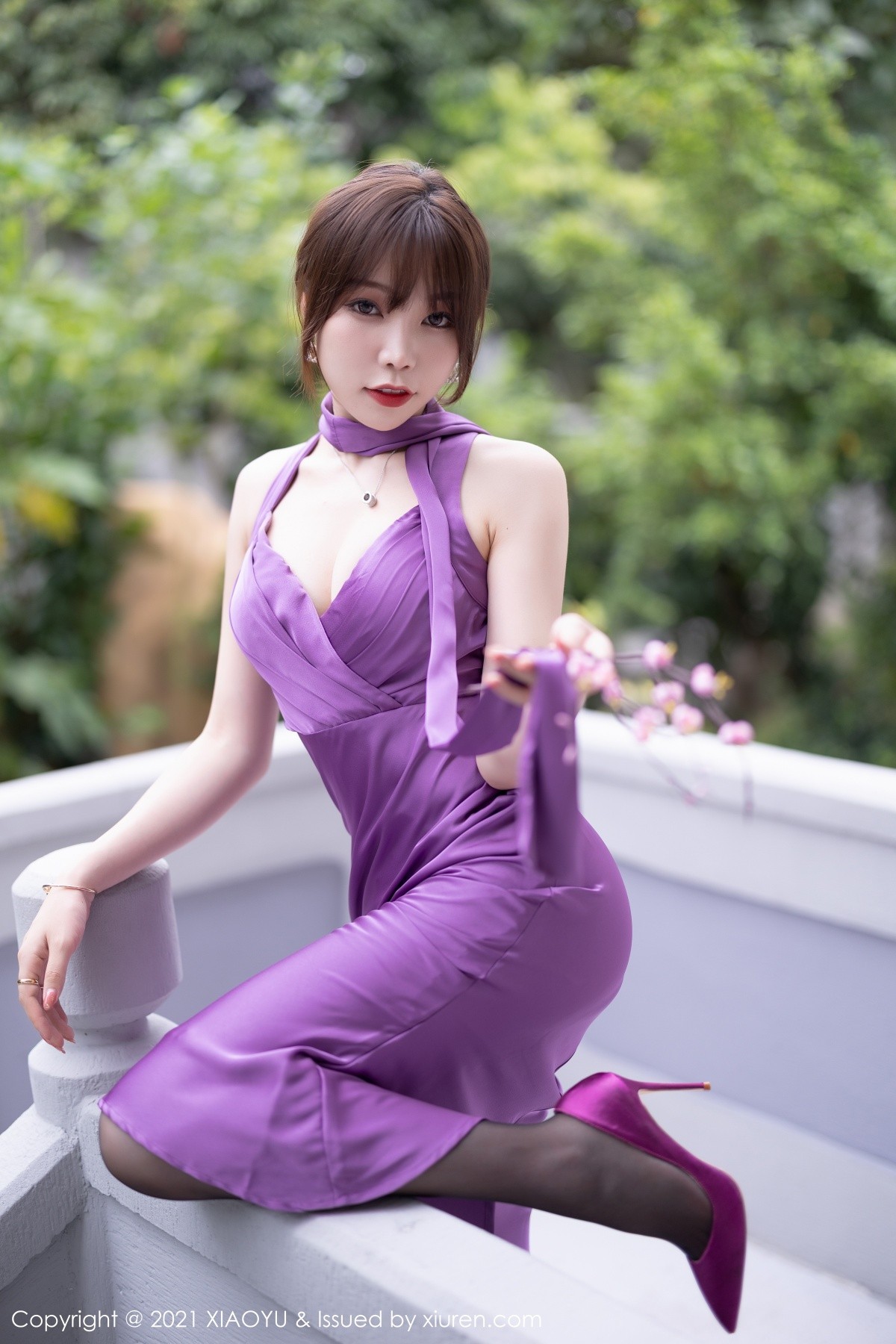 Jpxgyw.com_[XiaoYu画语界]Vol.634_女神芝芝Booty紫色长裙配开档黑丝裤袜秀翘臀美腿诱惑写真100P
