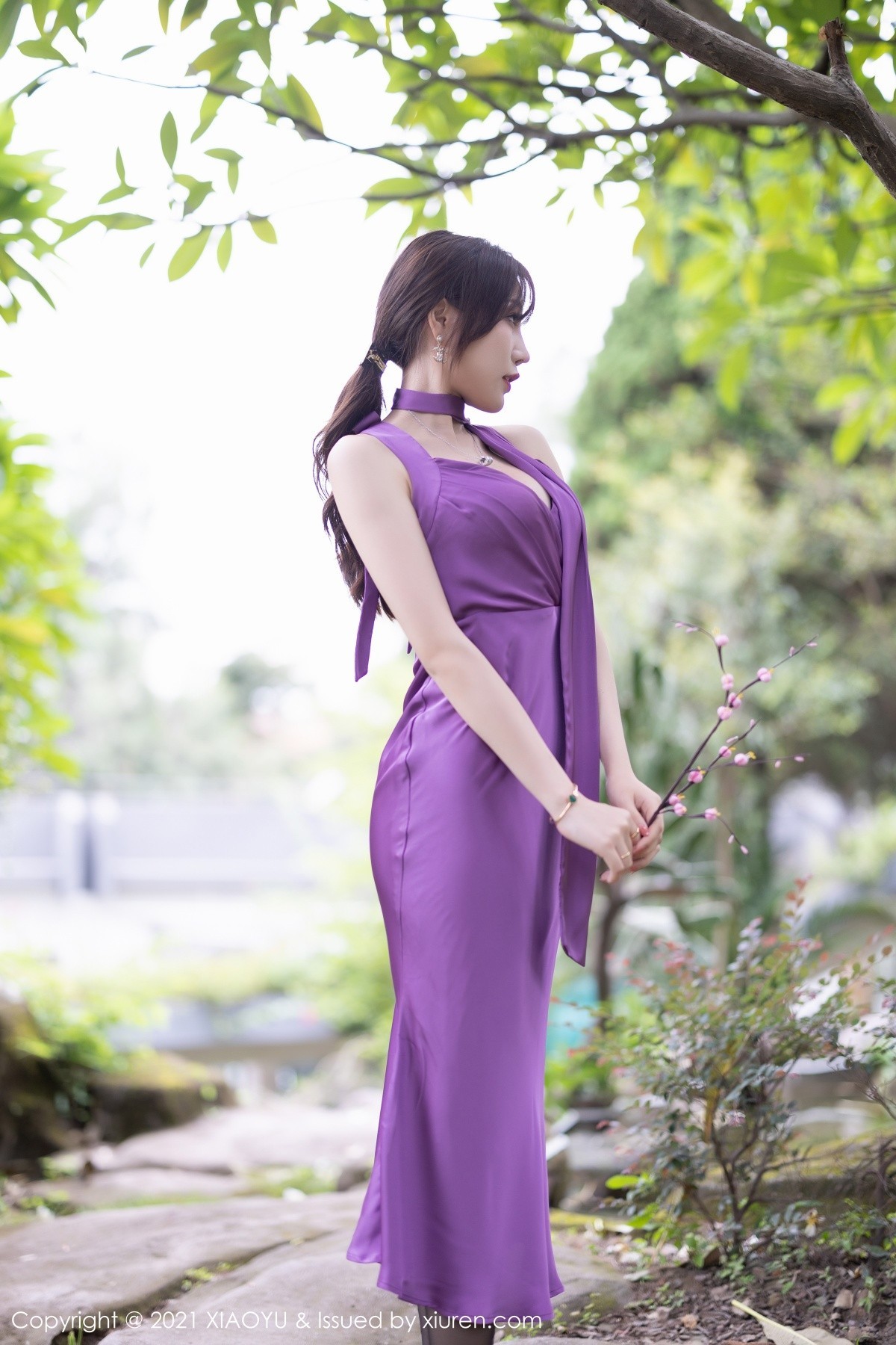 Jpxgyw.com_[XiaoYu画语界]Vol.634_女神芝芝Booty紫色长裙配开档黑丝裤袜秀翘臀美腿诱惑写真100P