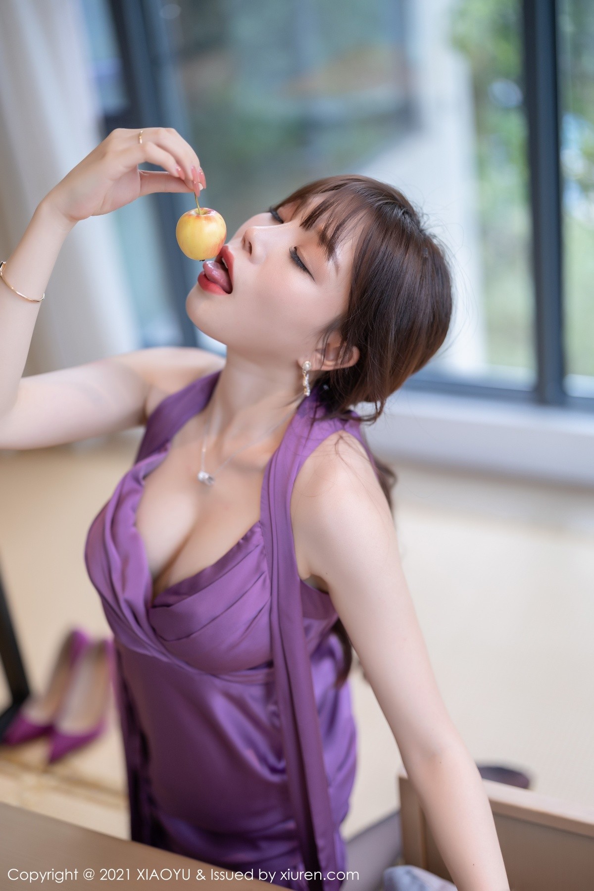 Jpxgyw.com_[XiaoYu画语界]Vol.634_女神芝芝Booty紫色长裙配开档黑丝裤袜秀翘臀美腿诱惑写真100P