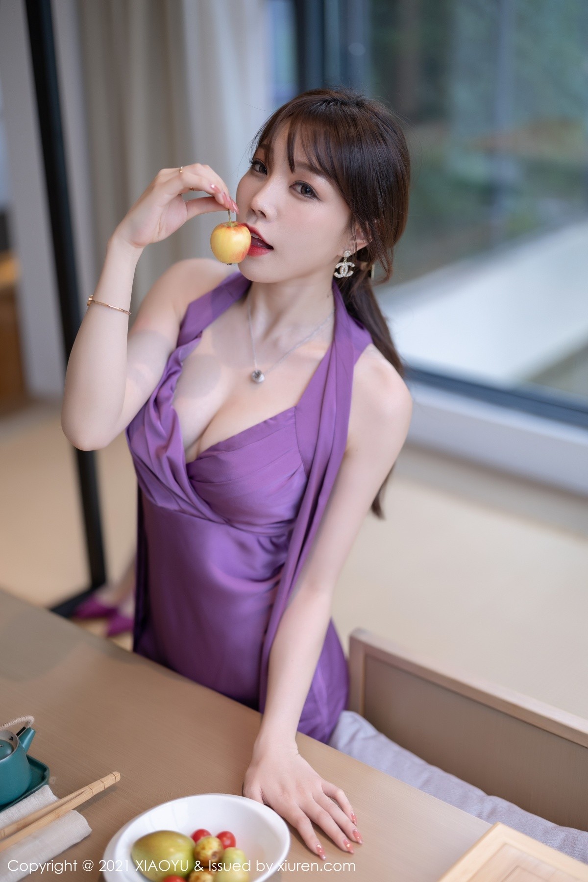 Jpxgyw.com_[XiaoYu画语界]Vol.634_女神芝芝Booty紫色长裙配开档黑丝裤袜秀翘臀美腿诱惑写真100P