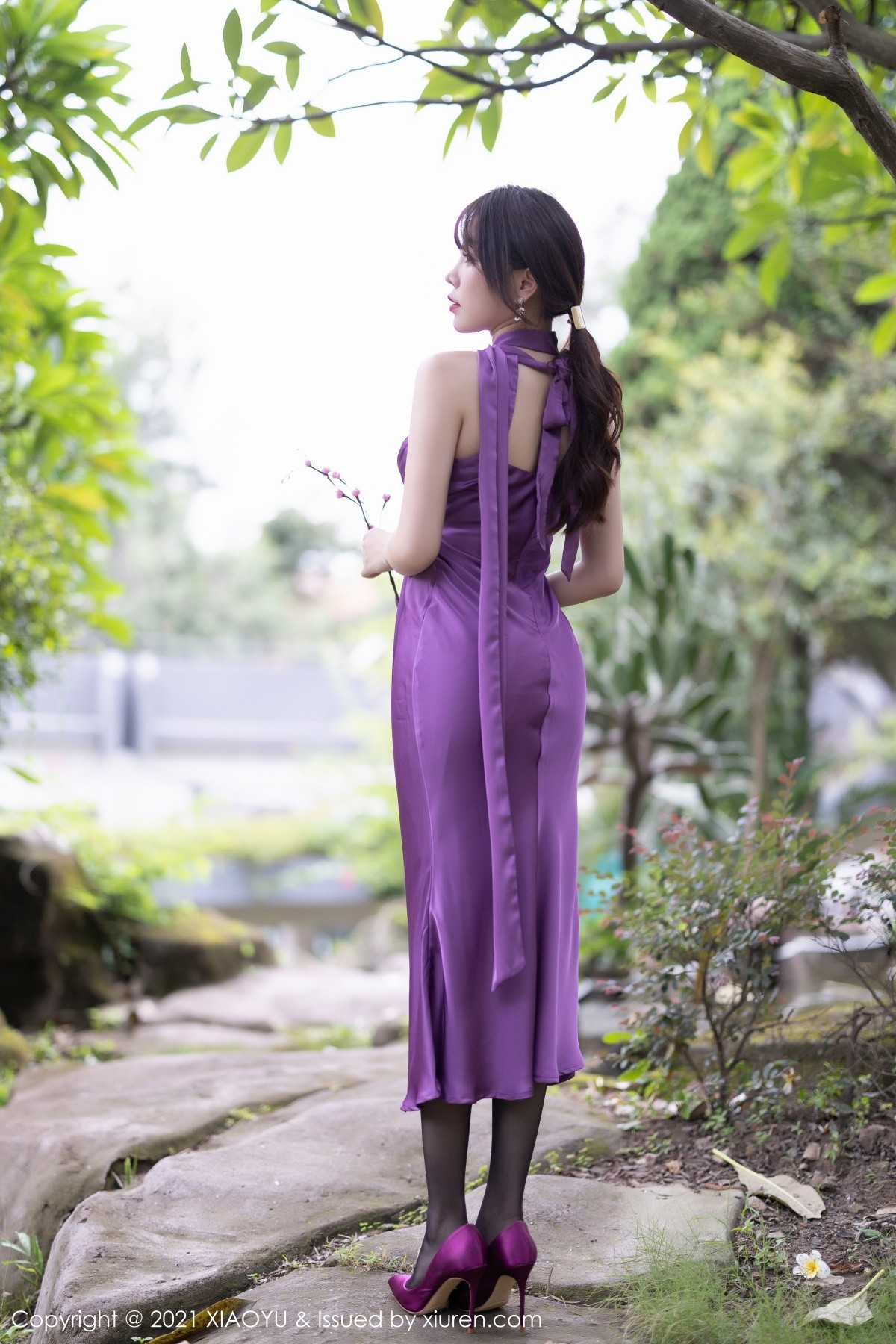 Jpxgyw.com_[XiaoYu画语界]Vol.634_女神芝芝Booty紫色长裙配开档黑丝裤袜秀翘臀美腿诱惑写真100P