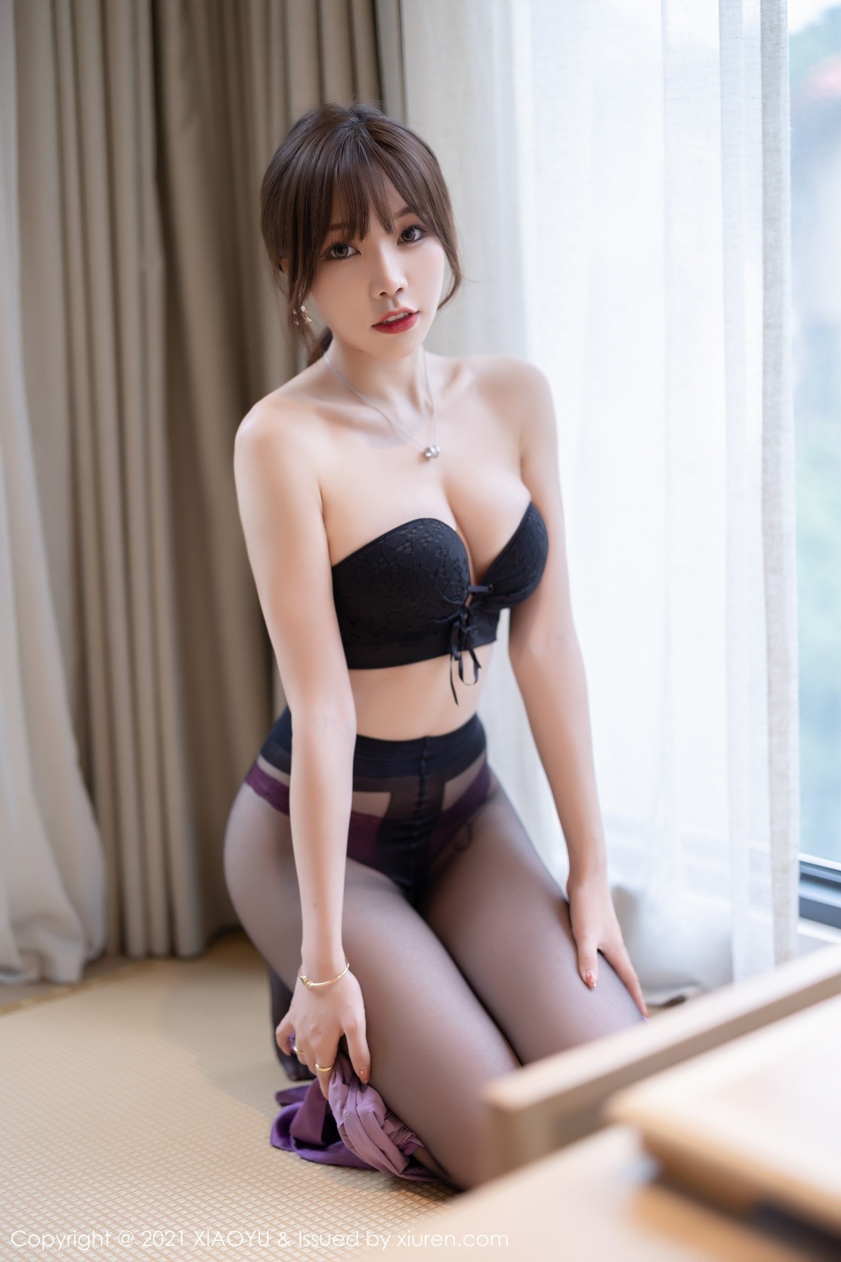 Jpxgyw.com_[XiaoYu画语界]Vol.634_女神芝芝Booty紫色长裙配开档黑丝裤袜秀翘臀美腿诱惑写真100P