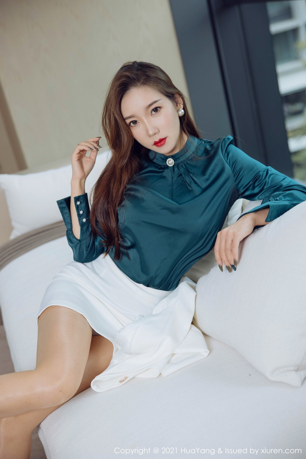 Jpxgyw.com_[HuaYang花漾]Vol.456_模特艾静香三亚旅拍职业装OL主题撩裙露闪亮肉丝裤袜诱惑写真53P