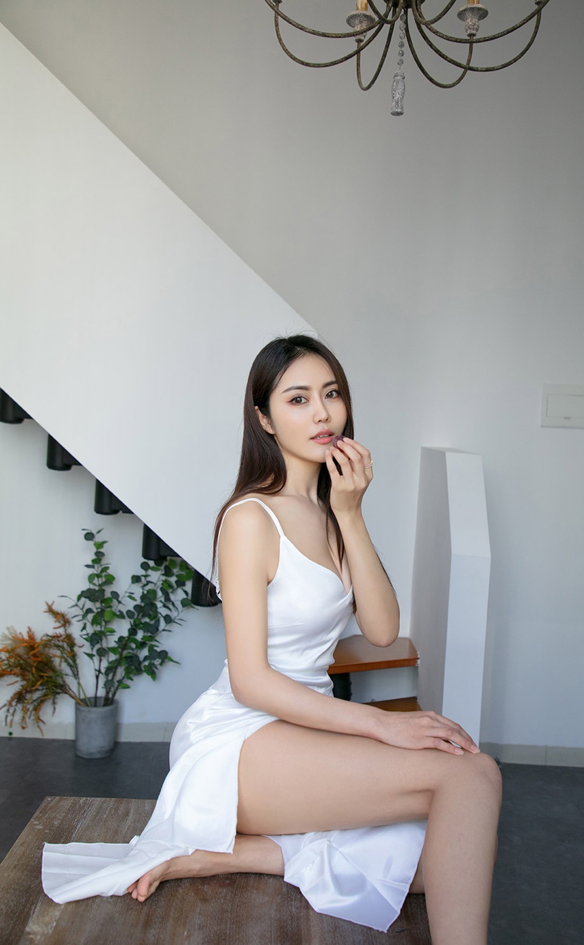 Jpxgyw.com_[Ugirls爱尤物]No.2198_模特姜云曦私房白色低胸吊裙秀丰满身材性感抹胸诱惑写真35P