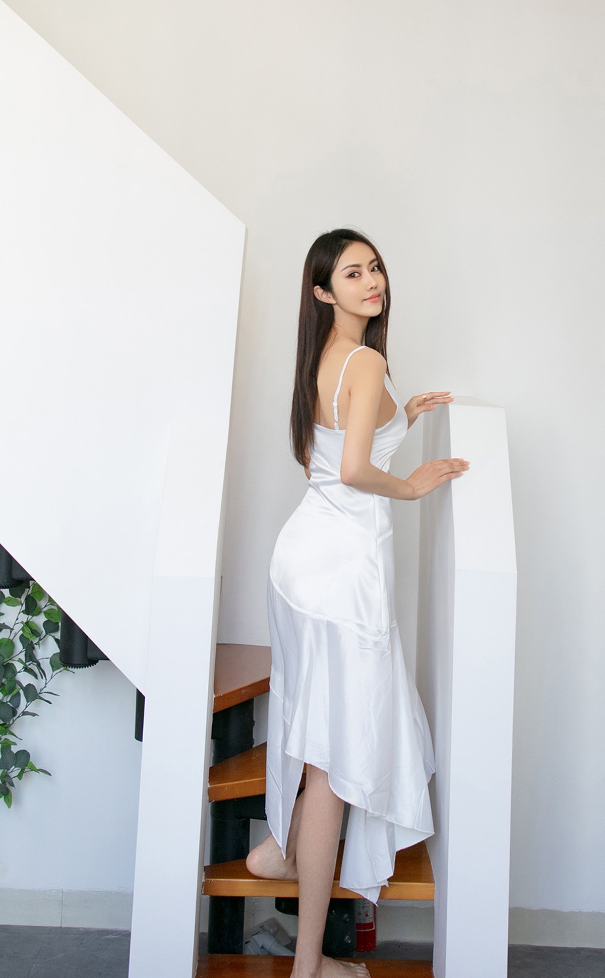 Jpxgyw.com_[Ugirls爱尤物]No.2198_模特姜云曦私房白色低胸吊裙秀丰满身材性感抹胸诱惑写真35P