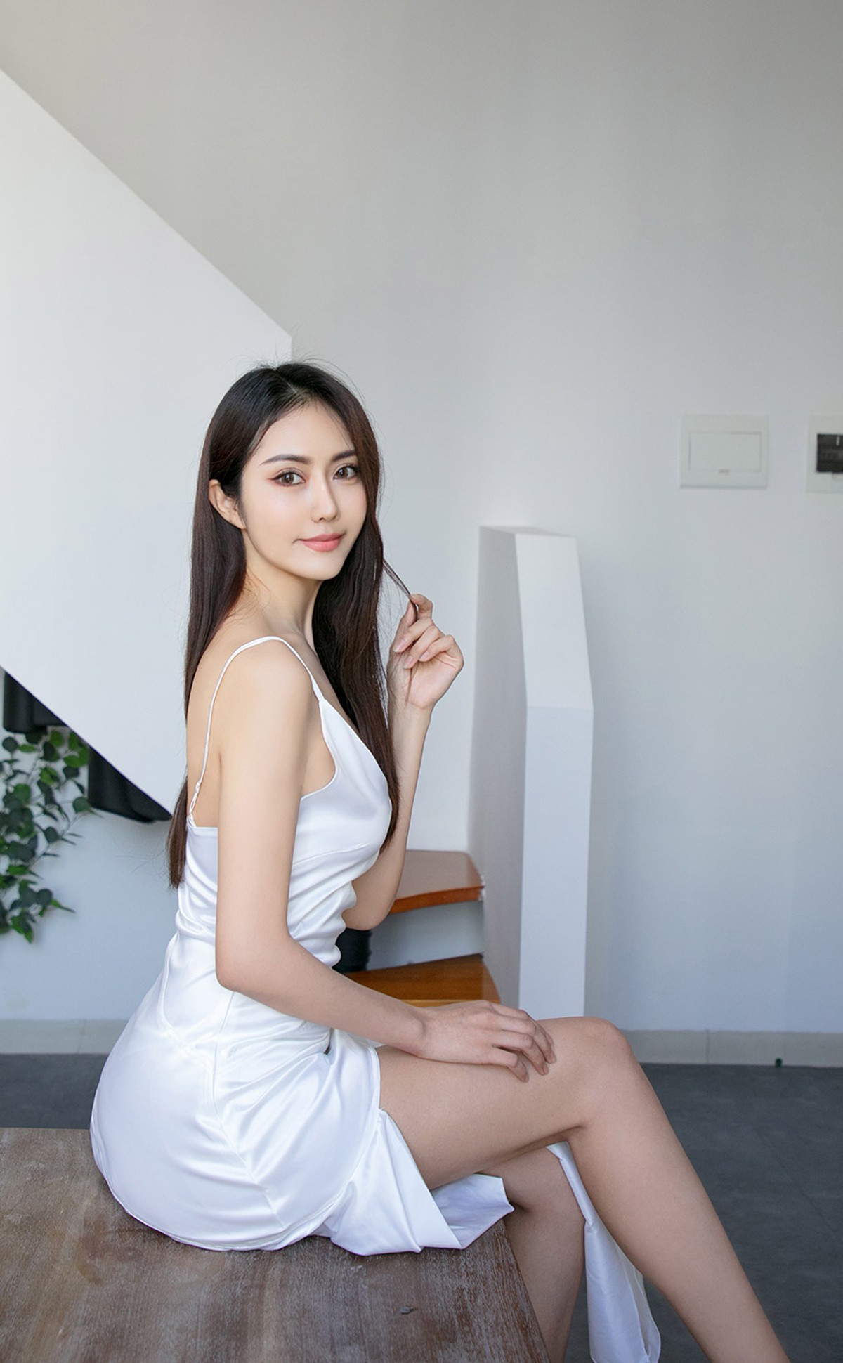 Jpxgyw.com_[Ugirls爱尤物]No.2198_模特姜云曦私房白色低胸吊裙秀丰满身材性感抹胸诱惑写真35P