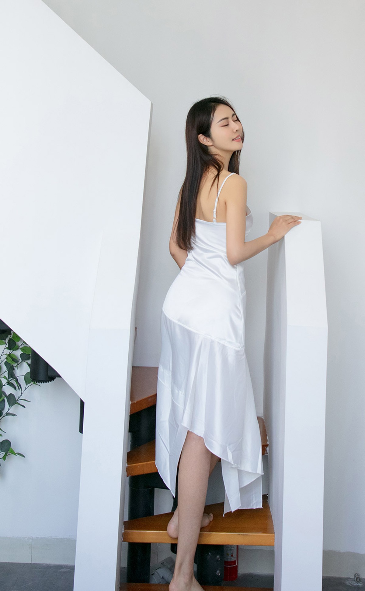Jpxgyw.com_[Ugirls爱尤物]No.2198_模特姜云曦私房白色低胸吊裙秀丰满身材性感抹胸诱惑写真35P